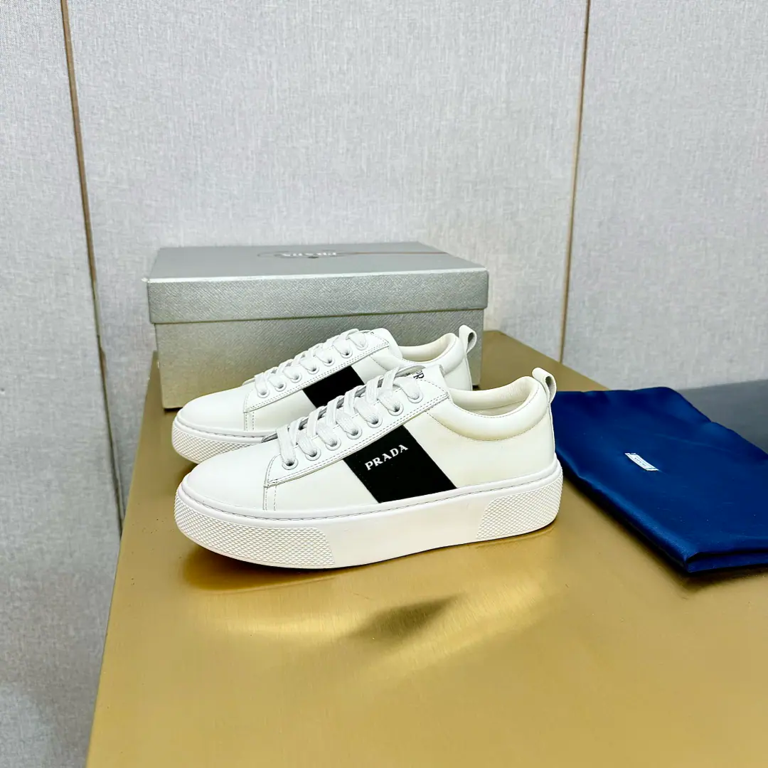 Plant price Prad*Prada. 2024Spring and summer, high-end sports shoes., These sneakers are so fashionable., Simple modern, I want to combine sports style and fine detail., The upper foot is so light., "...and made of leather material.", A rubber shoe., Shoe-tucking the alphabet., The logo, the triangulation metal logo is so elegantly developed.. Shoe.: Original green cow skin, High-wild-lighted cow emplea. Uchi.: In the sheep's skin. Otsumi!: OriginalTPU+pu♪ So we're all together ♪ Size: 35-41I'll make sure I don't change it.)