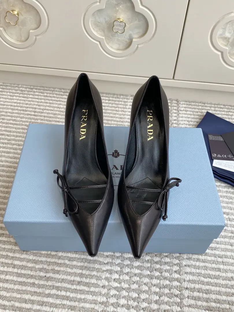 Batch 🐳Requisition level❗️PradaPrada.〰2026The early spring new money.🆕Butterfly knots, high-end, single-shoes. ✔️This high heels are with commas and commas., I'll rewind my shoes.PradaThe elements of the past design, It creates a congenial slurized slur and a mix of motion elements.. ✔️Shoe.: Importing cow paints/Open the oxen./In the sheep's skin. ✔️That's a big one. ✔️He's tall.: 7.5cm ✔️size: 35-39（34.40.41Custom without re-offer）