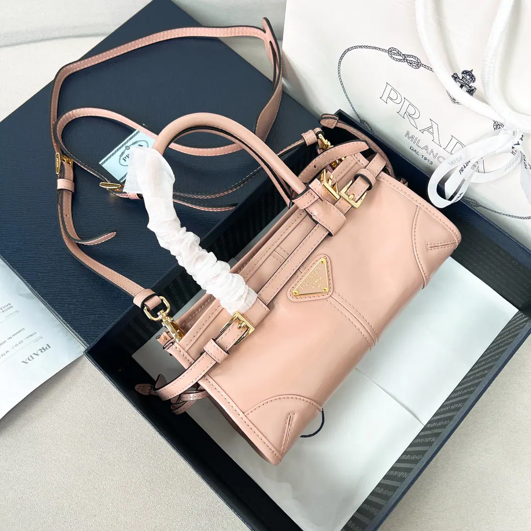 🎉SoftluxOiled lass.🎉1BA Mini-Channel.🎉🎉 This mini-handy bag uses imported oiled skin., The brightness of the color is a classic., With a long shoulder band that can be deactivated., Slash, Handheld, Shoulder belt., Meet all backsliding👏👏The capacity space is huge., The giants work.👏, It's definitely a cashier's allowance., Small size., The real lady's cute.😘😘Take this bag with you and bring it home.！Long23.5High12xBottom9cm🎁