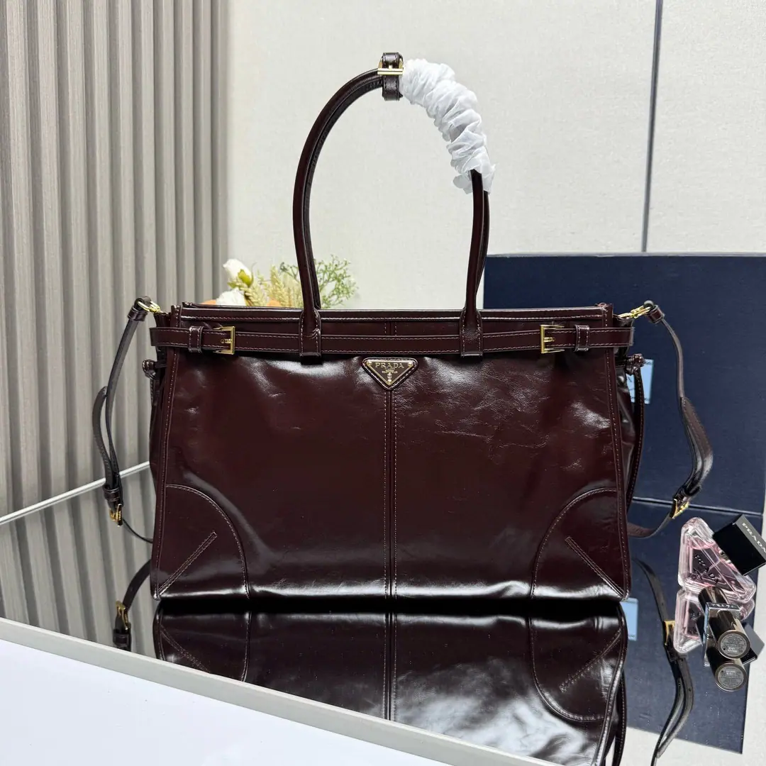 【Top First List】🌹🎉LusSolfOiled lass.🎉1BA Big number.🎉🎉This slant bag is on the imported oils., The brightness of the color is a classic., With a long shoulder band that can be deactivated., To facilitate the matching of different occasions., The capacity space is huge., The giants work.👏, It's definitely a cashier's allowance., Take this bag with you and bring it home.！Dimensions: Long38xHigh30xBottom12cm🎉🎉🎉👏