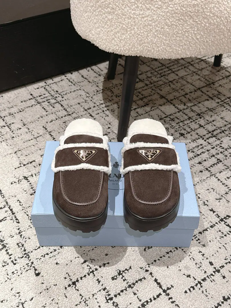 🏧𝐏𝐑𝐀𝐃𝐀The top triangle is Nironwalda, and the snow party is a big, dark, snow-headed metal gear.！ Fancy swirling cow refrigerates. In the blue wool of the Australian sheep./Foot. OriginaltpuRubber Bottom Size35-41 [40.41Custom]