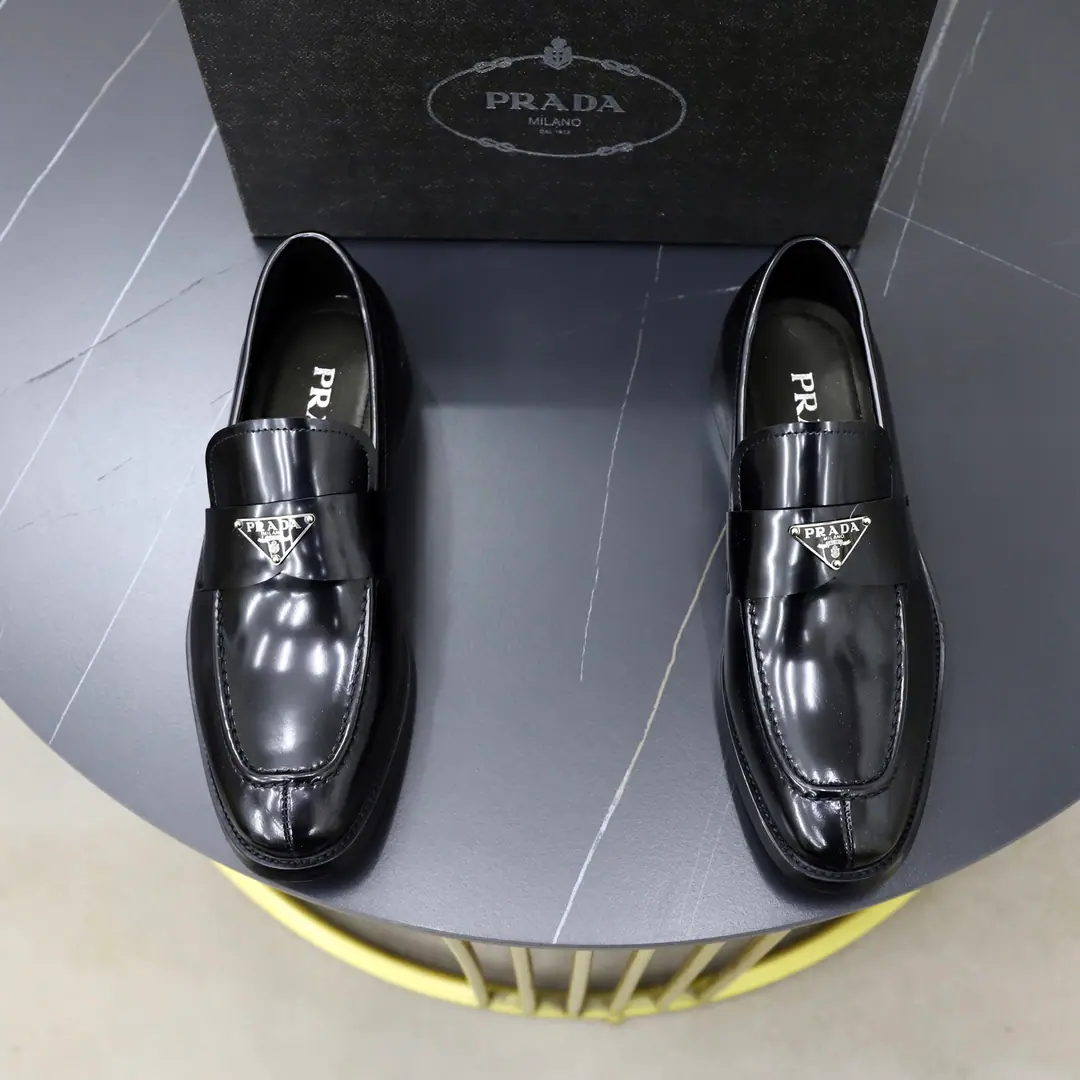 Get out of the factory. 🙅‍♂️🙅‍♂️🙅‍♂️In the cow's skin. Brand: Prada.PRADA Standard Code: 38-44（45Make a reservation.） Level: Same as the other two. Materials: The original high-end cow cover. In the cow's skin. Slipperproof, soft and heavy. Type: Men's fashion boots. The noble luxury of the great elements. Top luxury. Colours: Physical Image Colour