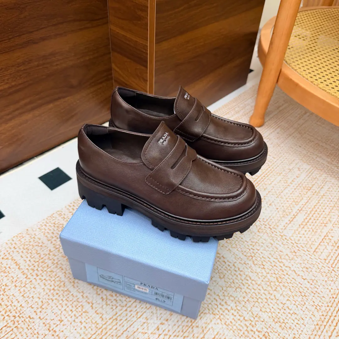 Top Version⚠️ 2026 Spring and summer is a very good year. LeFlell Shoes. Single shoes. 💙Prada/Prada's classic triangle shoe with a good sense of excellence. The buttons are old and cute. Whether the dress is a elegant route or not. Or do you want to wear pants and make a loose fashion? You can squeeze it easily. A proper fashion just needs a single.~ The fabric is original cow skin. The insides are all mixed with sheep. Original Base5cm size 35-39（40/41Custom）