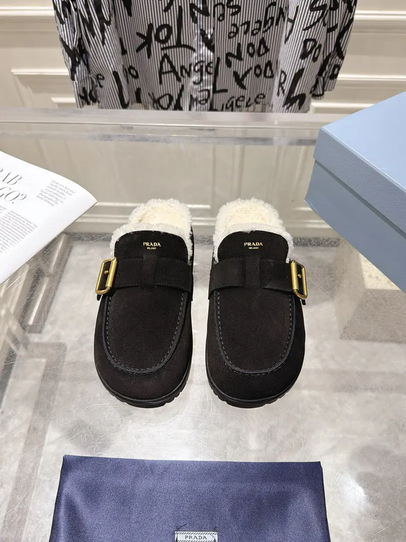 Prada 2026 The new winter belt is half-grafted. SignalALAIAStraps. With a sharp line and a fine metal. The retro-blank design. A smart touch to the foot. With a few of the elegances of old times. The fabric is custom-made for the cow counter-emerging. The insides are all wool. Original modeling, slide-proof floor size: 35-40