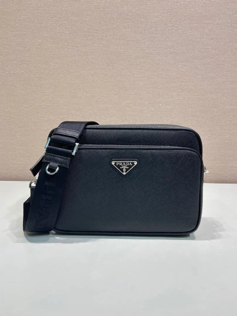 🎉New slash pack🎉2VH 🎉🎉 This whole new interpretation of the classic Safiano leather., ♪ And give it a soft texture ♪, And so this shoulder bag is a very symmetrical style.. The exact details of the compact shape and utility design, And the logo of the porcelain metal triangle., It adds to its unique charm.. Large Space. Another time-consuming time-out.🎉🎉 Long24xHigh16.5xBottom7.5cm