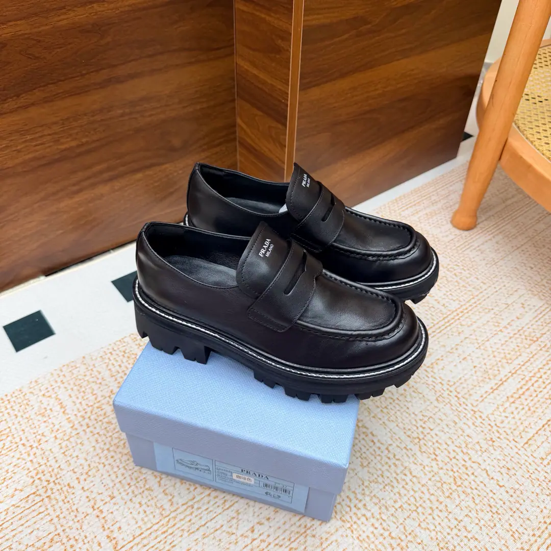 Top Version⚠️ 2026 Spring and summer is a very good year. LeFlell Shoes. Single shoes. 💙Prada/Prada's classic triangle shoe with a good sense of excellence. The buttons are old and cute. Whether the dress is a elegant route or not. Or do you want to wear pants and make a loose fashion? You can squeeze it easily. A proper fashion just needs a single.~ The fabric is original cow skin. The insides are all mixed with sheep. Original Base5cm size 35-39（40/41Custom）