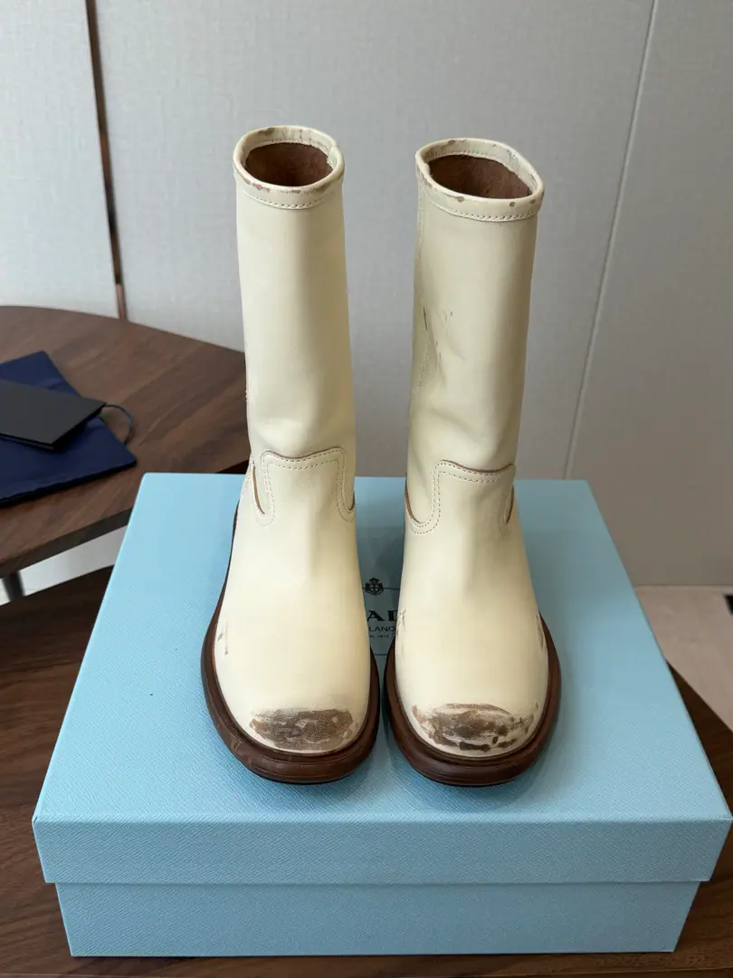 Prada New boots. It's classic.P- Home sole. With a classic Chelsea boots. It's a little bit of a ride, but it's not a bad idea. A very human boot of autumn and winter. Old cow skin.➕Comfortable mixed sheep skin. Modular rubber bottom Size: #35-40（40Make a no-refund order.）