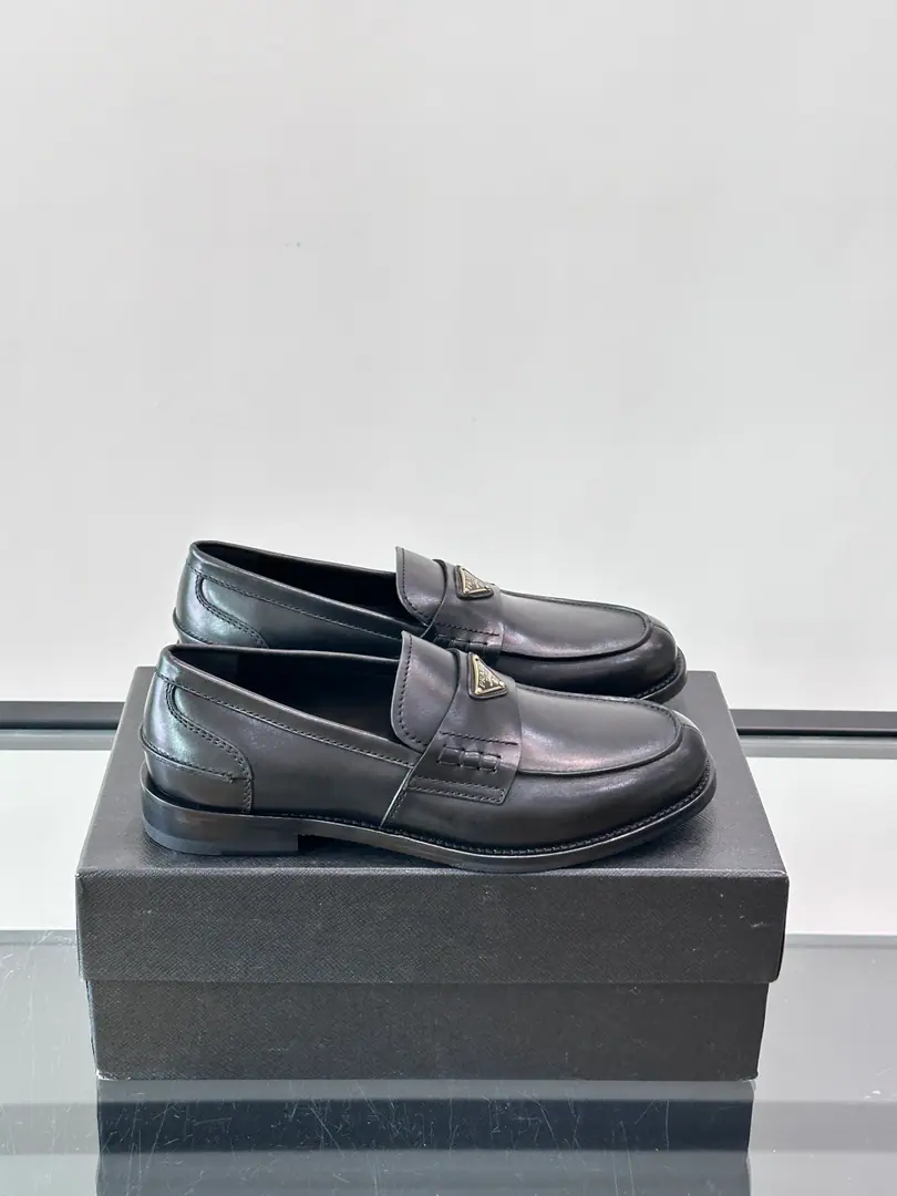 Prada/Prada's new leather shoes.👞Use of Italian import of open-beaded shoes, Big pieces of puzzle design, No more darts., Rework., Fine marks., Same-same-symbol decorations, I want to combine classics with modern styles., Inreben dyes the cow skin., MarkPRADAThe logo, the cow's skin and foot., The original factory is so lightly grinding the texture and the dents are really thick., It's not tiring., The shock is excellent., The upper foot is comfortable.！ Dollar, Size: 39-44（45.46Custom）