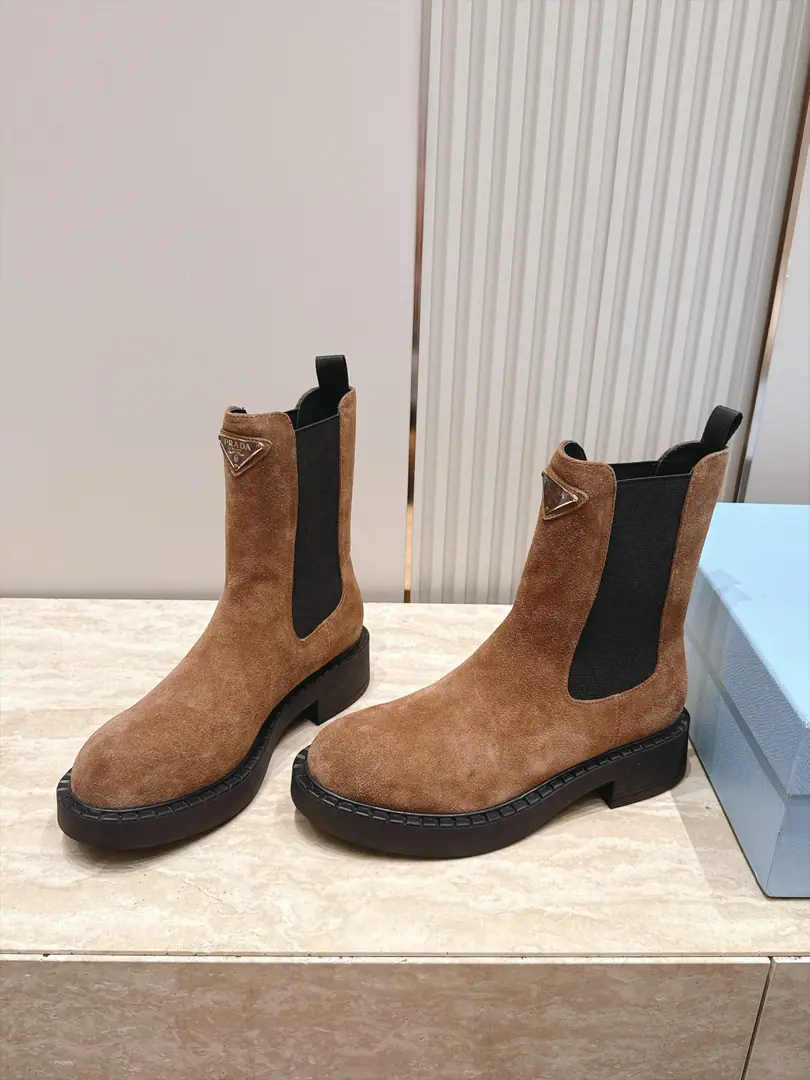 PradaPrada's thick and old Martin boots. ♪ The oaks are loose ♪ Classic gear thick. A triangulation button. It's a little bit of air fashion. Fashion cow skin. Bull. The inside feet are so soft and delicate., My feet are comfortable., Rubber molds are smooth and light. Original packaged macroheight5CM Standard code number:35-40 41Sold