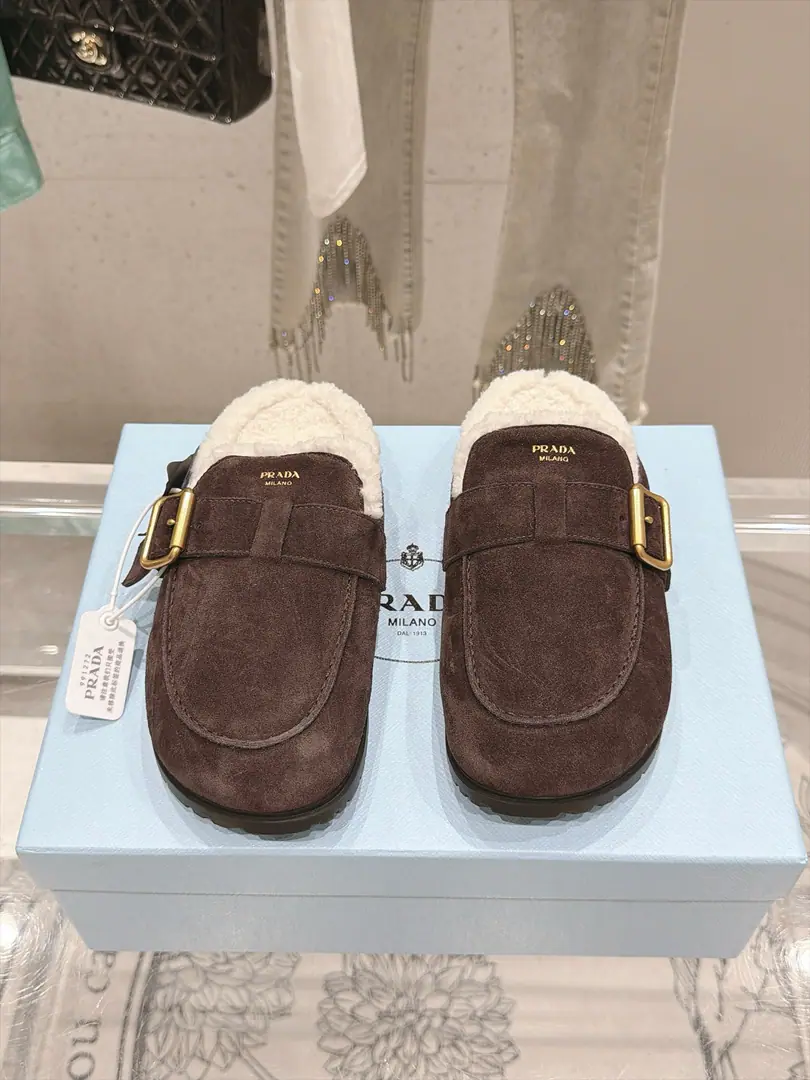 🏧𝐏𝐑𝐀𝐃𝐀In the new bridal wool of Prada Qiu Furry slippers. The fashionable designs present a classic contours. No matter what you're facing. You're the only one who owns the home.💃🏽 The original fabric is a high-fibre-feather-feather-feather-feather-- The imported lambs are mixed up in the inside. Original Open Model Slide-InTPUOtsumi! Codes: 35-40（40.41Do it.）
