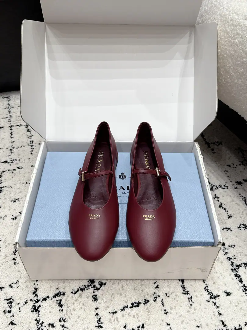 PradaPrada. 26/ The classic letter of Mary Jane's shoe is a hot print of the old money ballet shoes and a simple shoe. LeFlell Shoes. This Mary Jane ballet shoe, always a fine touch.. This leather shoe is shaped with a fiber-shaped almond shoe., The nozzle print the letters in the logo, which is a fine and pure detail.. The skin of the sheep is a little more delicate., And a beautiful, gentle charm.. Use of roundhead design, A rubber shoe., And with the letter-hot logo., Show the classic lines and fine detail.. ✔️Shoe.: Customize the skin ✔️Uchi.: Lamb skin. ✔️Shoes under the sole.: The original model of the rubber floor. ✔️size: 35-41（40 41Do it.）