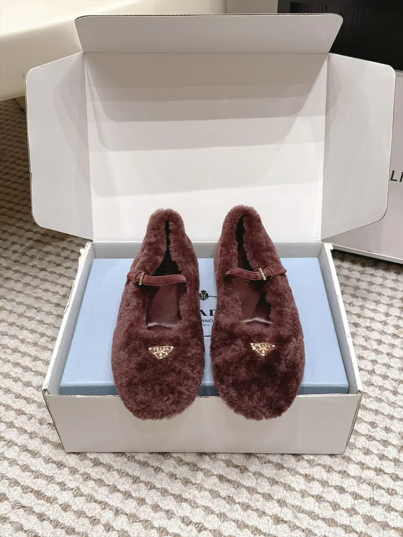 Requisition level Prada 26/ The latest round-headed Mary Jennifer shoe, classic metal tributary hair-stuffed, warm-down shoes. Makes them light and comfortable. To satisfy the many choices of the different styles of fashion.！Marked Metal Triangle, Simple fashion, Every design element is on a fashionable spot.！ Fabulous.: Import rabbit hair Uchi.: Importing sheep's skins Otsumi!: Original custom shoe bottom Size: 35-41（40 41Do it.）