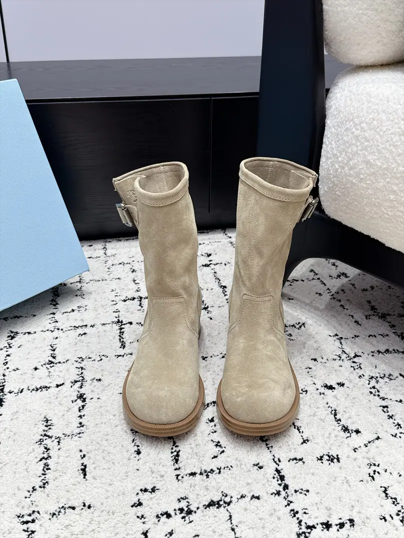 Prada 26/Autumn and winter knight boots. Roundheads, centered boots. Fashioned, leisure boots., It's so unique., Everybody loves and rides easy. It's gonna blow every year..And there's a hundred classic shoes., Enough to conquer you., Put it on., I'm not going to miss it., The feet are simple and handsome. ✔️Shoe.: Head-hair. ✔️Uchi.: Water-tied cow skin. ✔️Otsumi!: Real skin combinations are slippery. ✔️Size: 35-41（40 41Do it.）