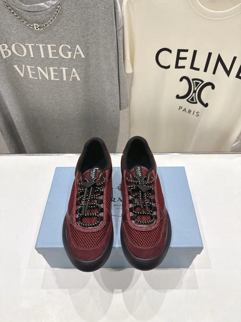 Female/Men 🏧𝐏𝐑𝐀𝐃𝐀Prada. Latest series Top Cozy, couple shoes.👫Leisure sports shoes The fabric imports the cow skins.+Airnet. I'll use airnets inside. Original OpenTPUOtsumi! Size35-45 [Women40.41/Men45Make a reservation.]