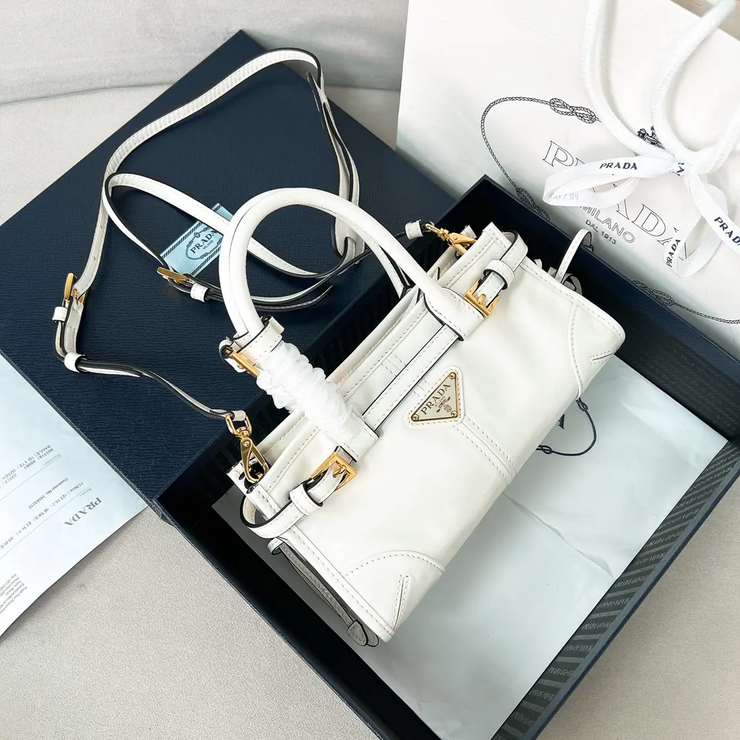 🎉SoftluxOiled lass.🎉1BA Mini-Channel.🎉🎉 This mini-handy bag uses imported oiled skin., The brightness of the color is a classic., With a long shoulder band that can be deactivated., Slash, Handheld, Shoulder belt., Meet all backsliding👏👏The capacity space is huge., The giants work.👏, It's definitely a cashier's allowance., Small size., The real lady's cute.😘😘Take this bag with you and bring it home.！Long23.5High12xBottom9cm🎁