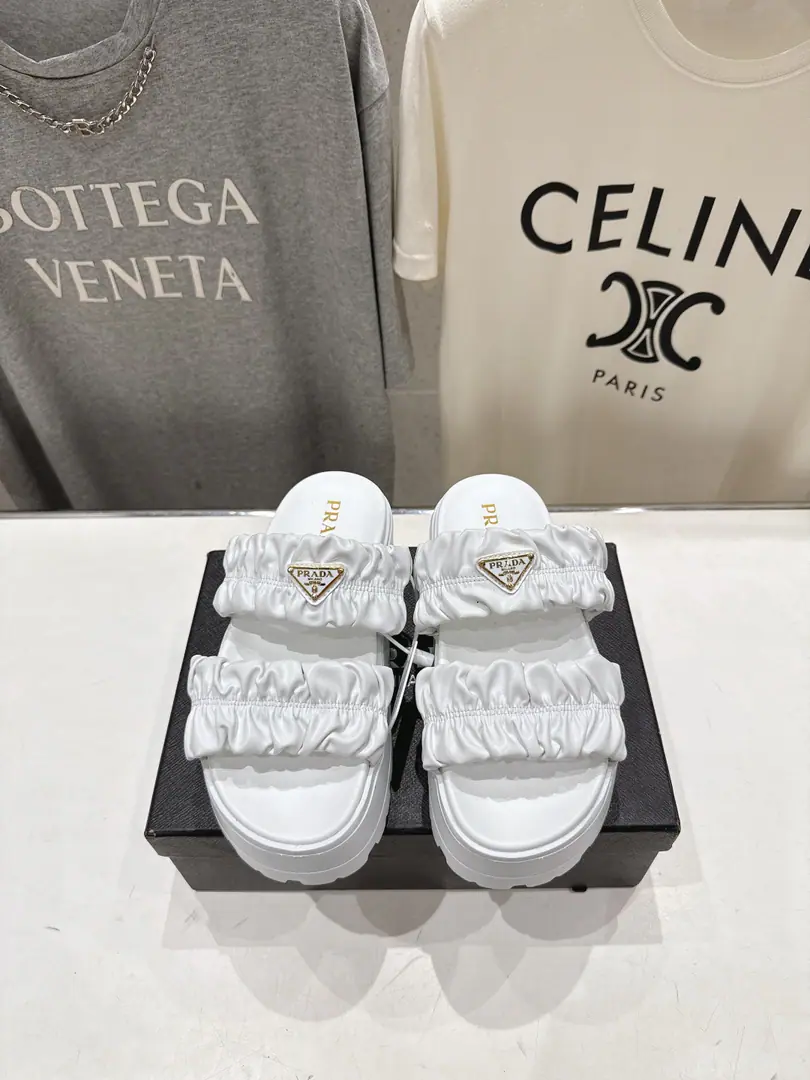 🏧𝐏𝐑𝐀𝐃𝐀 Prada's new thick sandal slippers. This shoe is really a classic design that is not obsolete and that is consistent with the current quest for comfort., Healthy dress concept., By a lot of stars, both domestic and foreign., The fashioners are the most important choice for day-to-day trip slippers. ✔Shoe.: Imported wrinkles soft sheep skin ✔Uchi.: Import of sheep skin ✔Otsumi!: Slipping super-light rubber foamed soles. ✔Height: 5.5cm ✔Codes: 35-41（40.41Make a reservation.）