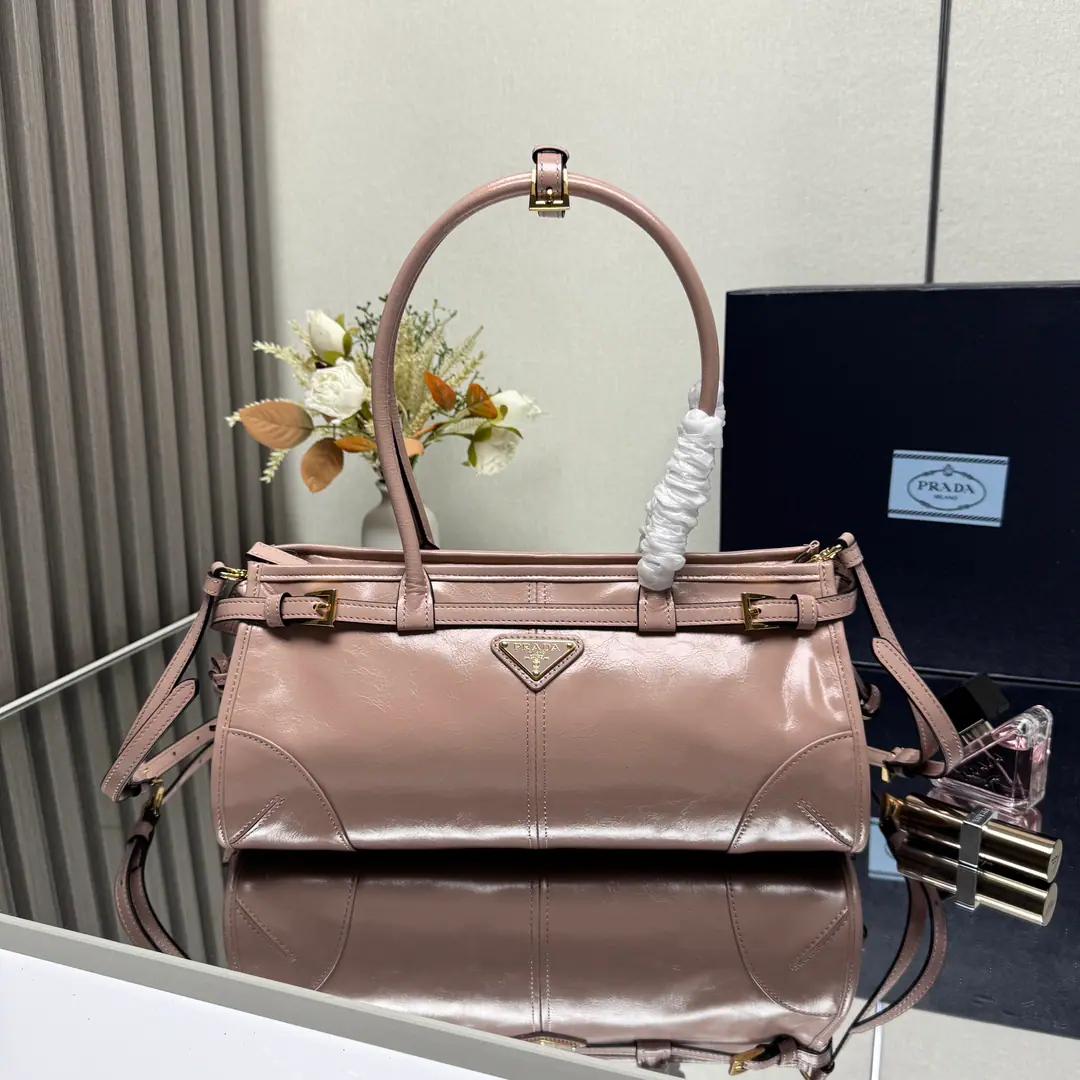 【Top First List】Small1BA （Long wrists.）🎉LusSolfOiled lass.🎉1BA Small🎉🎉This slant bag is on the imported oils., The brightness of the color is a classic., With a long shoulder band that can be deactivated., To facilitate the matching of different occasions., The capacity space is huge., The giants work.👏, It's definitely a cashier's allowance., Take this bag with you and bring it home.！Dimensions: Long32xHigh15.5xBottom12cm🎉🎉🎉👏