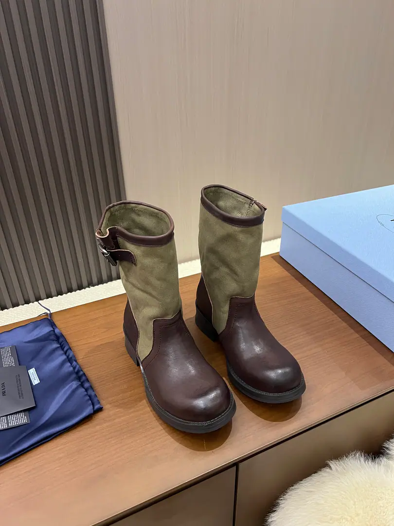 🏧𝐏𝐑𝐀𝐃𝐀 Prada's new money. The original leather-buttoned old-school medium-barrel boots. Shoe surface custom-made canvass Slipperproof rubber floor. Size35-40 [40 41Make a reservation.]