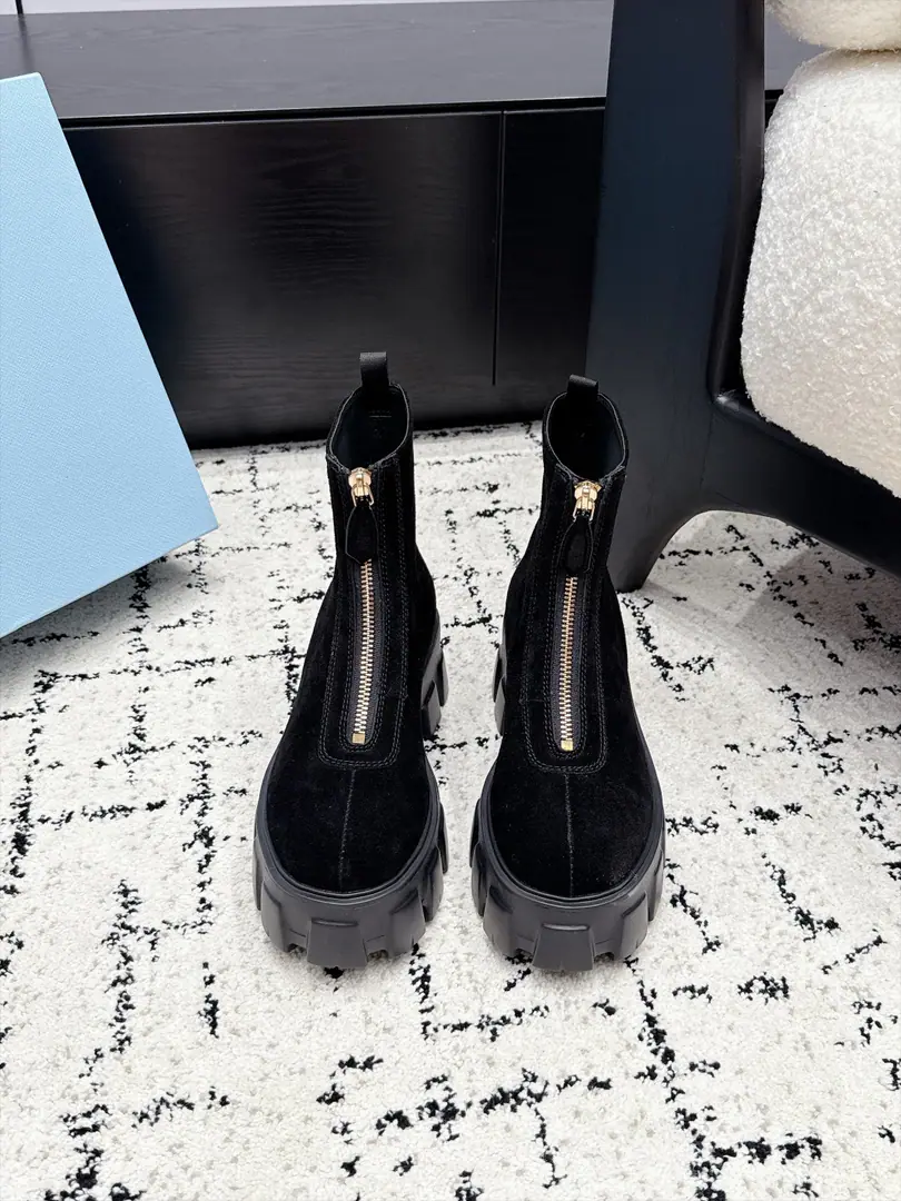 Prada 26/Prada's front zippers and boots. The shoes are really good this season., The milk tea system is perfect for the first fall., New shoes are so hot., Fashioned, leisure boots., It's so unique., Everybody loves and rides easy. It's gonna blow every year..And there's a hundred classic shoes., Enough to conquer you., Put it on., I'm not going to miss it., The feet are simple and handsome. ✔️Shoe.: Cows are counter-feat./Bullskins. ✔️Uchi.: Bullskins. ✔️Otsumi!: Original version to open ✔️SIZE: 35-41（40 41Custom without re-offer）