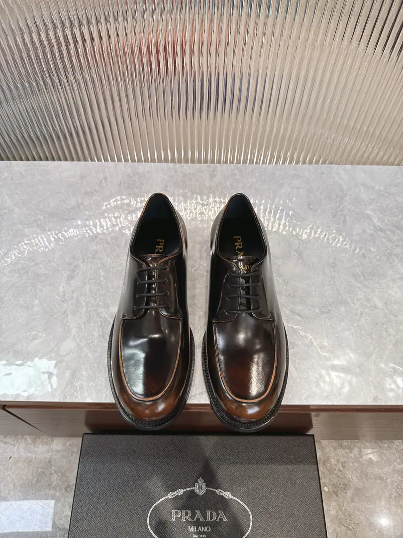Prada/Prada. The new man is selling out Derby's shoes. The Xanax. You know what you're doing.！ Made with imported bright face sprouts of colored cattle Soft and cozy and cozy. The Derby-shoes tie with waxed shoelaces. Elegance atmosphere High quality. I'll kill every single commodity in the market. Marked gold pony stubble. The inside calf skin. It's a real pair of skins. Hand-hand rubber stickers. Slipperproof grinding. The upper foot is very comfortable. Packed with dustproof bags and shoe pulls Standard leather shoe size.: 39-40-41-42-43-44 (38.45.46Custom) The cargo.: 2E A