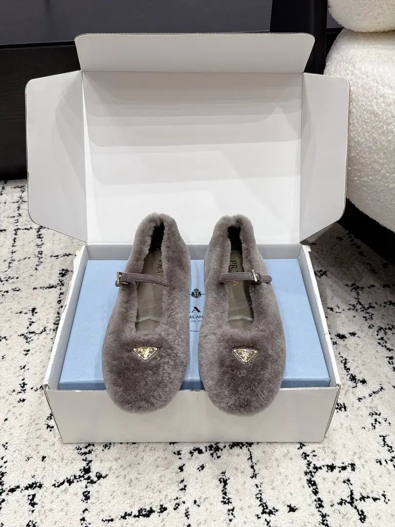 pradaPrada.26/ The latest round-headed Mary Jennifer shoe, classic metal tributary hair-stuffed, warm-down shoes. Makes them light and comfortable. To satisfy the many choices of the different styles of fashion.！Marked Metal Triangle, Simple fashion, Every design element is on a fashionable spot.！ ✔️Fabulous.: Import rabbit hair ✔️Uchi.: Importing sheep's skins ✔️Otsumi!: Original custom shoe bottom ✔️Size: 35-41（40 41Do it.）