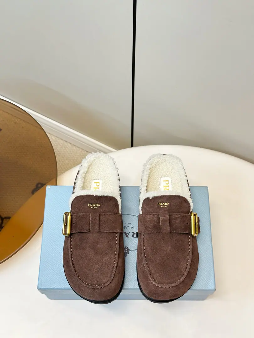Prada｜Prada.26ssAutumn and winter, new twigs, with bourken lamb slippers.！ 26Autumn and winter, half-feathered and towed shoes., With a thin velvet face and soft lamb hair lined up., Metal-buttoning and thick-down design, Warm and high.. A graceful pair of shoes and a laziness of fury shoes., It's for the autumn and winter to build a high-level laxity mix., ♪ And I'll ride the leisure to the light ♪. Shoe.: Cows are counter-feat. I'm putting my feet together to plant wool. Slipboard Base Codes:35-40Code(40I'll make sure I don't change it.)