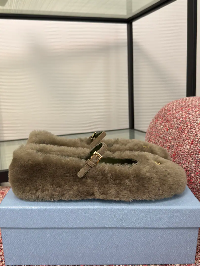 Top Version PRADA Prada. 2026 Autumn and winter money. wool. Triangular button Mary Jane. Ballet shoes. PRADA The ballet shoes are designed with soft contour and winter quality., Redone the classic female shoe-shoe style. A lacquer, a trigonometric metal logo.. Classic lines and fine details define round-head shoes., Use of roundhead design, A rubber shoe., Show the classic lines and fine detail.. Fabulous.: Import Australian wool Uchi./Foot.: Import of sheep skin Otsumi!: The original model of the rubber floor. Size: 35-41（40 41I'll make sure I don't change it.）