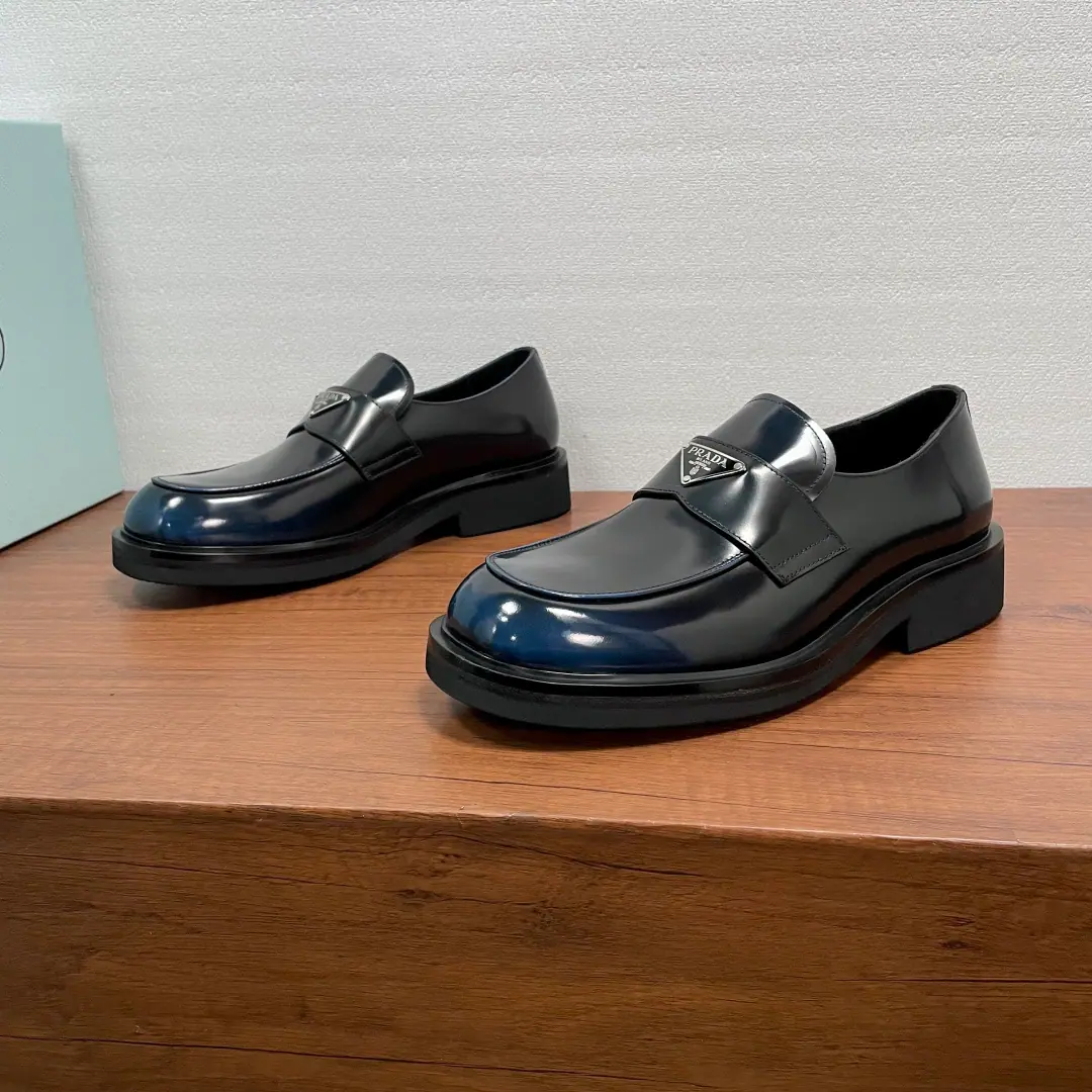 Prada A man's new leather and lyric shoes. This lyver shoes are so elegant and so modern.. Made with black cow hide and bright face, hand-skinned, bead-and-gold leather., The front cross-trip is marked with trigonometric metal, the stump logo details., Sewing of imported car beds, Shoes-to-shoe design, Combining the skin with the vulcanization resistant grinding.EVAThe bubbles are so light and so deep., Full cow skin and a gold-hot pedal., - He's a man.. Classic Fashion, The upper foot is comfortable.！Dustproof bag with original box！ Codes: 39-40-41-42-43-44 Standard leather shoe size.（38/45I'll make sure I don't change it.） The cargo.: XY Triangular Markers Blue edge.