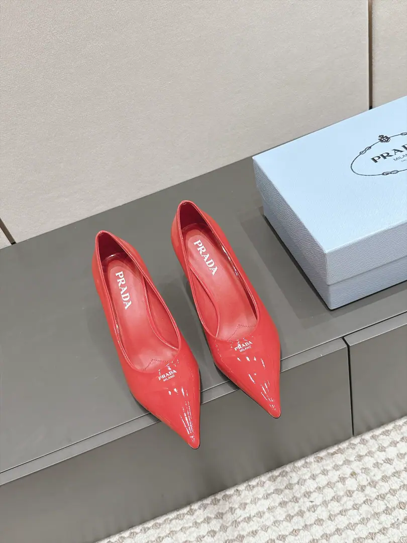 Requisition level（Bring the plane box.） Prad* 26/The classic triangle with a small high heels. Use sharp and sharp head.+Group of geometric triangles, Triangular alignment of the shoe head is brand recognition., Pulling legs together is reinforcing the sense of vanity.. Heel is a fine height., I've been uplifting my grace while keeping my shoe-type savvy.. Shoes are designed with simple, undecorated designs., Only brand-marked triangles on the head of shoes., Footprints.PRADAMarking, Shoemaking guarantees a comfortable and well-dressed set of feet.. Shoe.: Bill openings, cow skin./Painted skin. Uchi.: Lamb skin. Otsumi!: That's a big one. Increase: 7cm size: 35-41Code（40, 41Code custom is not to be changed）