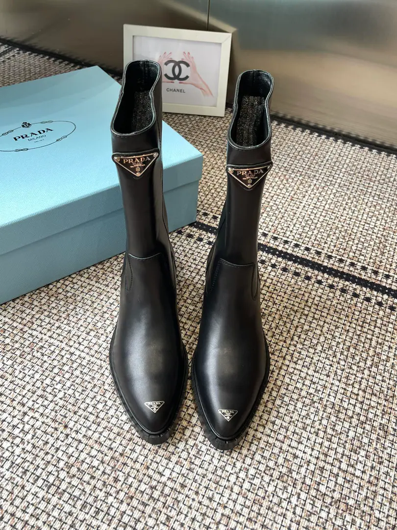 PRADA Prada. Autumn and winter, new triangulation boots. PradaIt'll be used on important occasions. A little bit of a little bit of a little bit of a pompous feeling about the fresh wind. The upper foot is perfect. The skinny one is just a little bit more slender. ♪ A graceful, big-flank, ♪ Various accessories It's all exclusive. A little.PradaVariation style The fabric is coming in./Cowskin. /The veal is high and bright. The inside water dyes the skin. Italian original rubber slided floor Codes: 35-40（40.41Do it.）