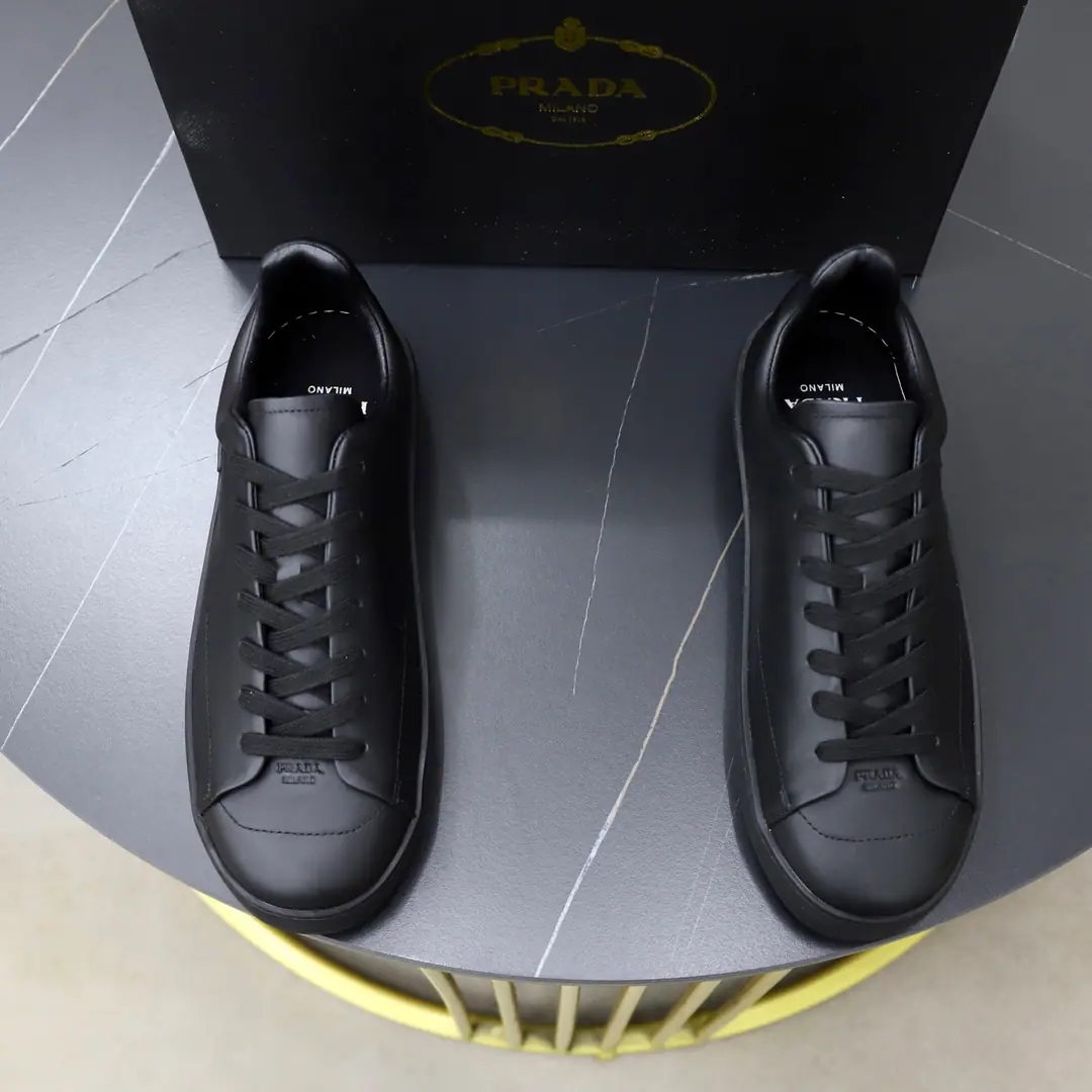 Get out of the factory. Prada/Prada. Gentlemen.CourtThe head of leather and sneakers is on the line.！The best.！ The design of this sneakers captures the essence of modern style., Combining motion function with simple and about elegant. Made from imported cow skins, Same-colour tie details create fluidly uniform visual effects, The outer side of the shoe is shaped with a simple but highly recognizable triangle marking geometry., Shoes head stamp.Prada MilanoLogo, A mix.4.5cmThe bottom of the soft rubber., The back of the heel is marked with details., The bottom is accompanied by geometrical textures., Slipperproof and grindy., The whole skin liner is designed to be fitted with a plaque to remove the logo., Take a breath from your upper feet.！Full packaged dustproof bags！ Size: 39-40-41-42-43-44-45 Standard leather shoe size.