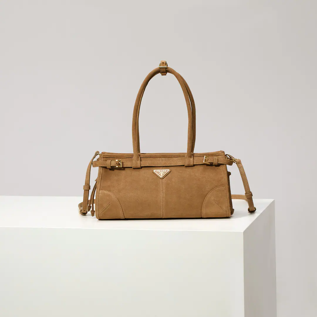 【Specialized plant】🎉LusSolfSkin grinding.🎉1BA Cinnamon./Skin grinding./🎉🎉 This slant bag is imported with sandy sand., It's a classic., With a long shoulder band that can be deactivated., To facilitate the matching of different occasions., The capacity space is huge., The giants work.👏, It's definitely a cashier's allowance., Take this bag with you and bring it home.！Long32xHigh15.5xBottom12cm🎉🎉🎉👏👏👏