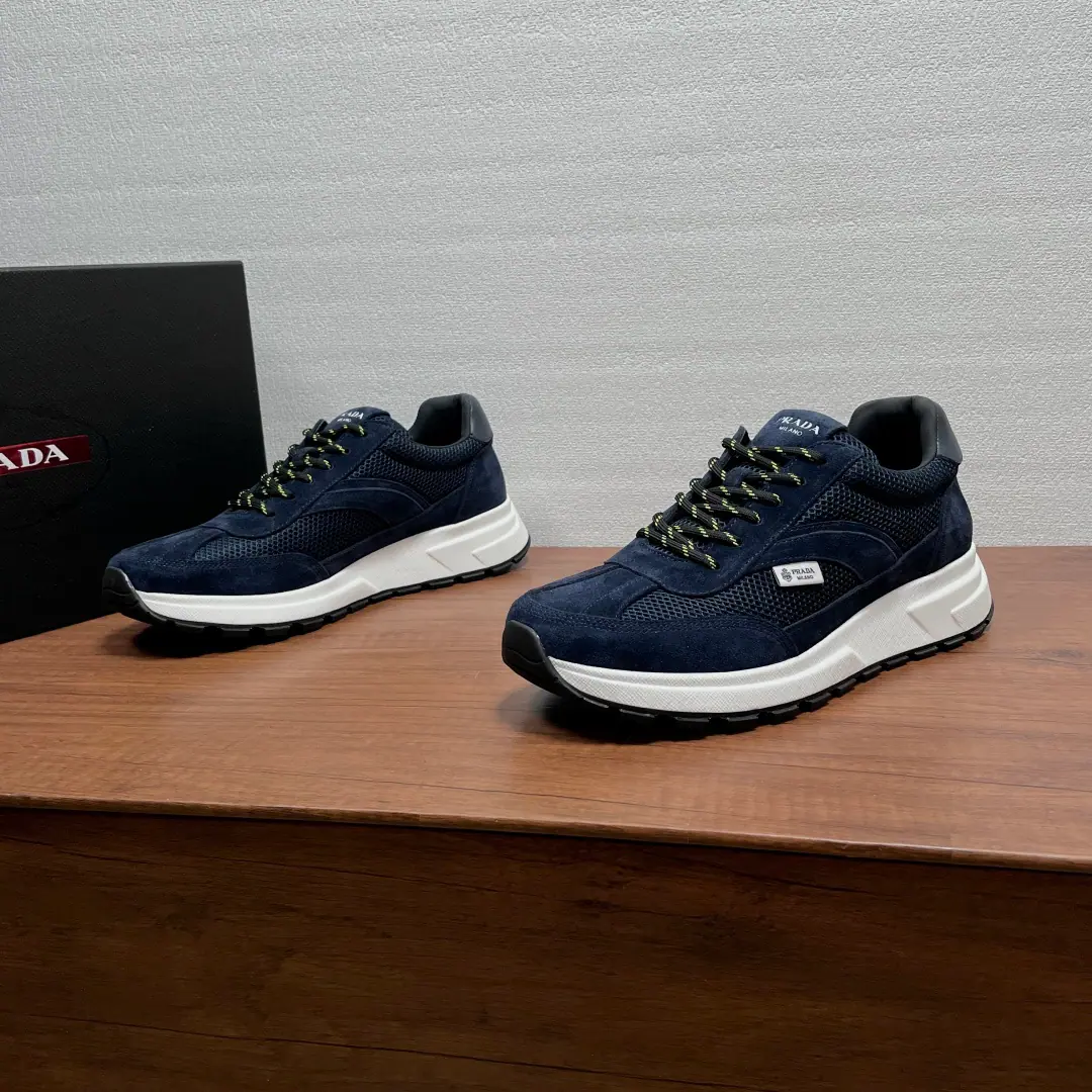 Prada A man's new recreational shoes. This sneakers combine style with comfort., A unique motion design is defined by fine material and detail.. Use smooth little cow skin., Fly leather and nylon fabrics air-net eye-eyes., Adjust with Double Circle Ribbon, It's a multifunctional and modern sense of style., Fashion is a lot of fun., The external side is labeled with branding., Shoe tongue and back of the tracks.PradaLogo, MatchPThe base of a classic tyre tattooed rubber shoe., The fabric of the cattle is mixed inside., The logo, the cow's skin and foot., Makes a comfortable dress experience.. Full packaged dustproof bags！ Codes: 39-40-41-42-43-44 Standard leather shoe size.（38/45I'll make sure it's not changed.） The cargo.: 2E3159Network Blue
