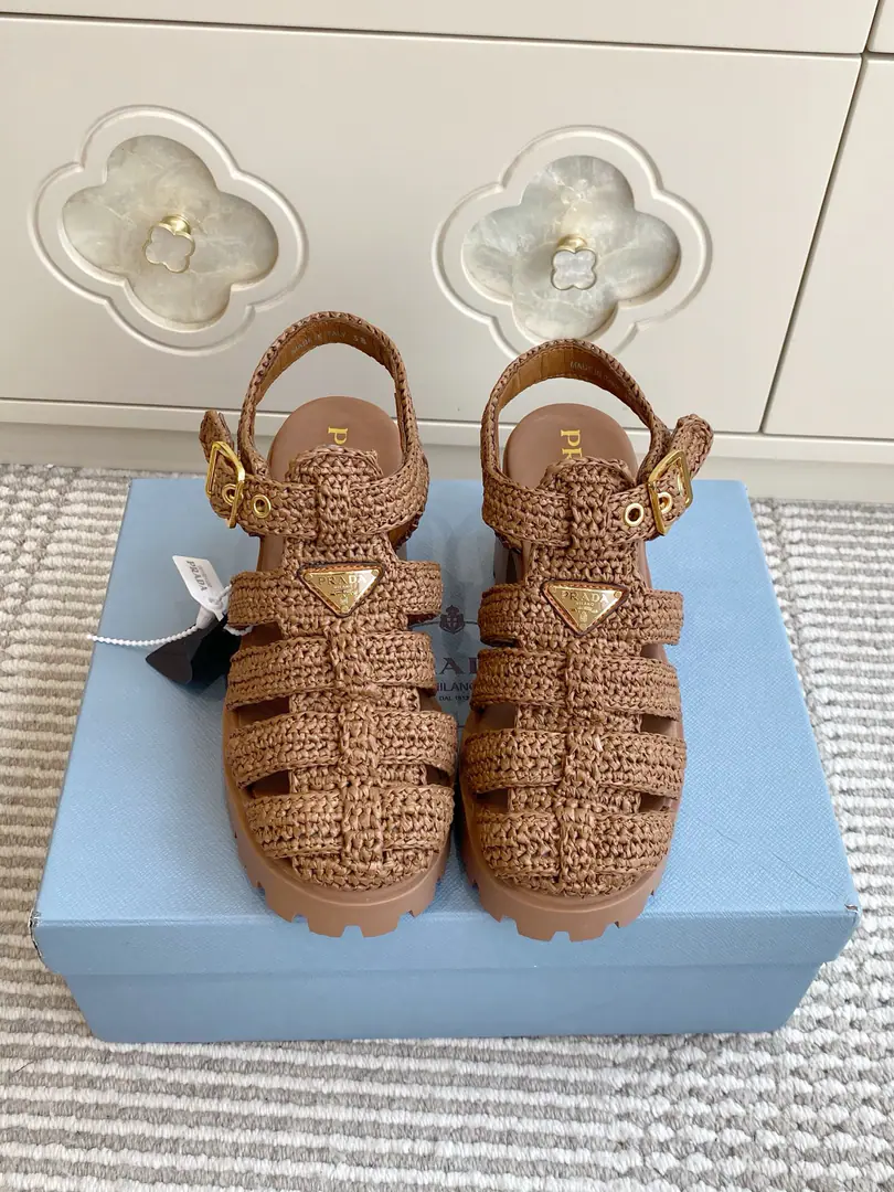 Batch 🐳PradaRaphiweed weaves Roman sandals.｜The mood feels like a holiday shoe.🌿 Artificial Rafigrass knitting of muscles, A full summer vacation. The old cage, the empty shoe., It's not boring to breathe. Gold triangle metal markers, I'm not sure if I can get a full recognition. Adjustable Retrieval, It's nice for all kinds of feet. The thick and the serrated., Sneaking legs., The upper foot is steady and good. size: 35-40（41Do it.）