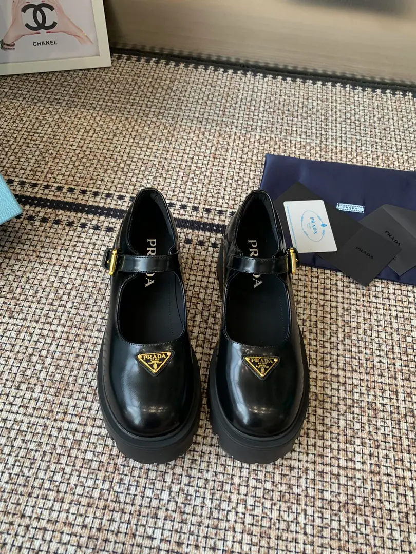 PRADA Prada.26SSNew and thick Mary Jane's shoes. The old-fashioned front-of-the-art, thick-toothed soles with their skin-of-skins make them light and comfortable. ♪ The colours of the bright ♪ To satisfy the many choices of the different styles of fashion.！MarkerlogoThe stamp is made of sand sand sandal sandal sandals., Every design element is on a fashionable spot.！Makes them light and comfortable. ♪ The colours of the bright ♪ To satisfy the many choices of the different styles of fashion.！ Shoe.: Open the beads./Cows are counter-feat., Uchi.: Bullskins. Otsumi!: Original version to open size: 35-41（40.41Custom without re-offer）