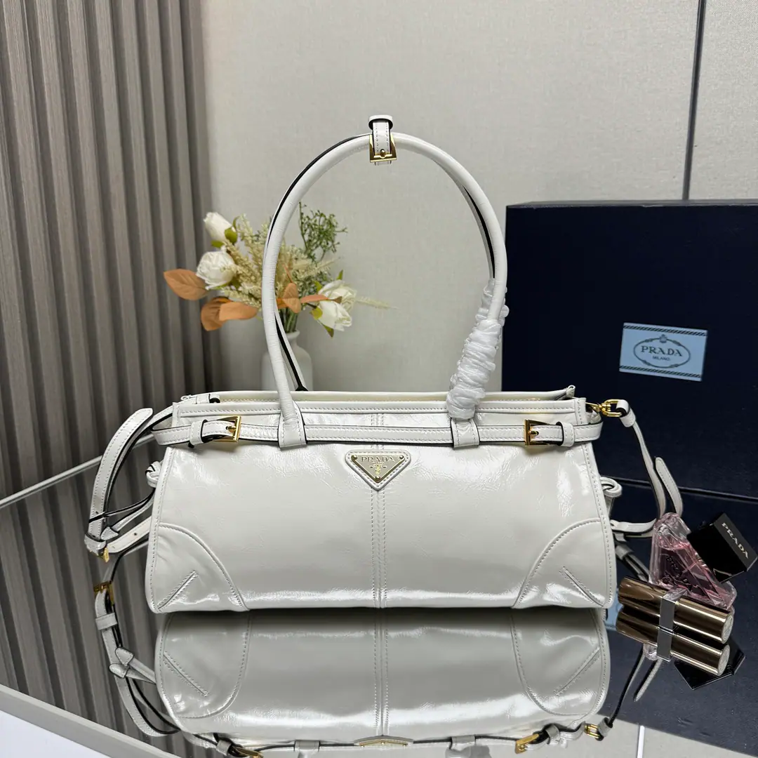 【Top First List】✨New start.✨Oil wax skin.LuxSoftThe bomb bag.🎉1BA Long handle.🎉🎉This slant bag is on the imported oils., The brightness of the color is a classic., With a long shoulder band that can be deactivated., To facilitate the matching of different occasions., The capacity space is huge., The giants work.👏, It's definitely a cashier's allowance., Take this bag with you and bring it home.！Dimensions: Long32xHigh15.5xBottom12cm🎉🎉🎉👏