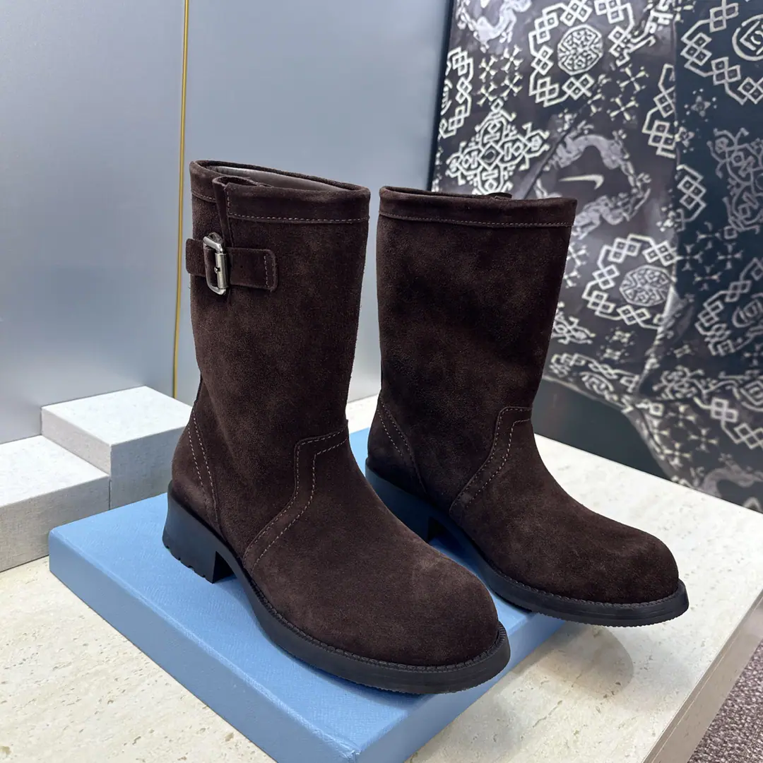Plant prices Prada Prada. 2026Autumn and winter new nomadic style and naked female boots. PHome LetterlogoThe hardware is a round-trip, a full-footed knight's boots. Material:Shoes are imported into sheep, skin.+Water-tied cattle mats and feet+Original modeling slides over base He's tall.:2.5CM Size: 35-40(40You're gonna have to do it or not.）
