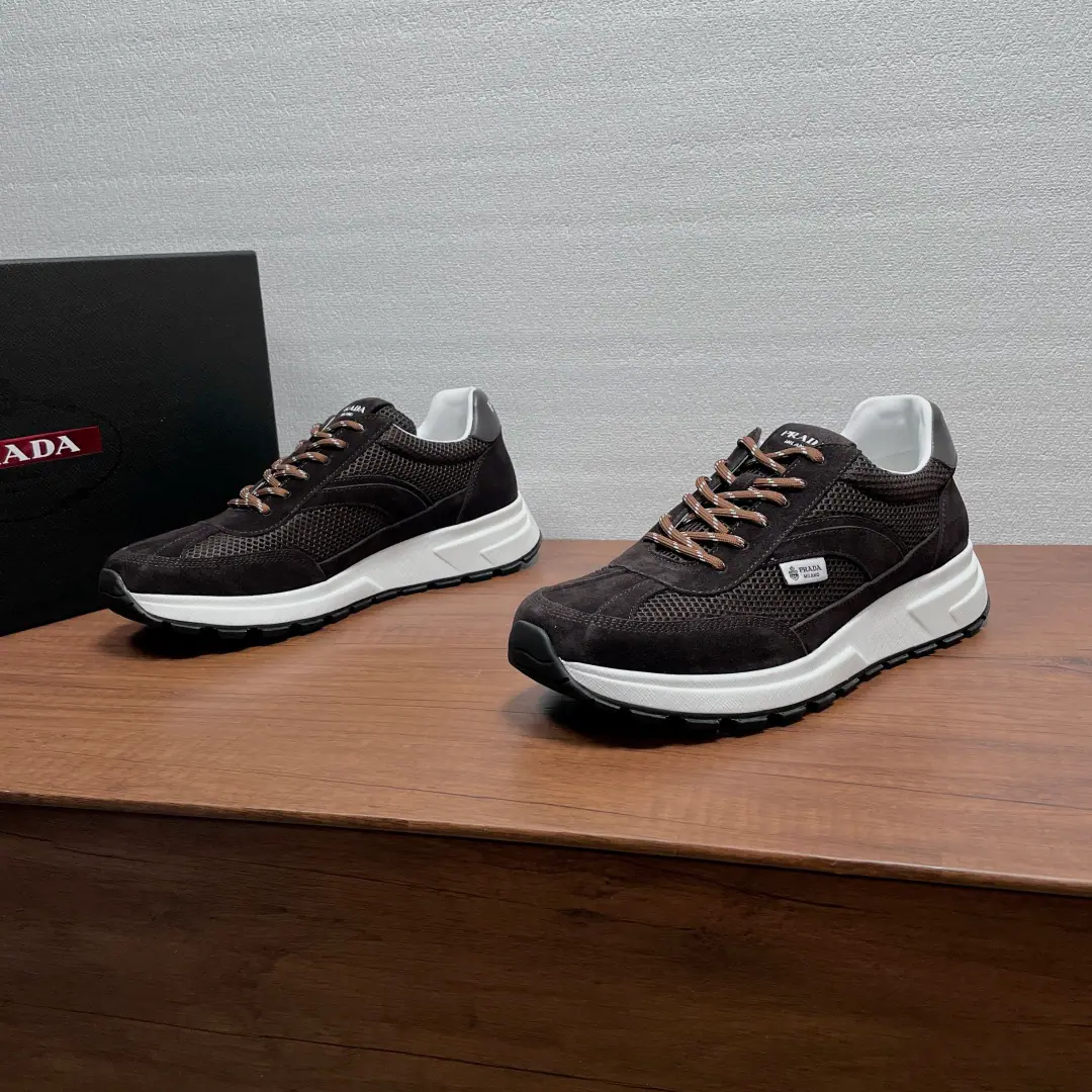 Prada A man's new recreational shoes. This sneakers combine style with comfort., A unique motion design is defined by fine material and detail.. Use smooth little cow skin., Fly leather and nylon fabrics air-net eye-eyes., Adjust with Double Circle Ribbon, It's a multifunctional and modern sense of style., Fashion is a lot of fun., The external side is labeled with branding., Shoe tongue and back of the tracks.PradaLogo, MatchPThe base of a classic tyre tattooed rubber shoe., The fabric of the cattle is mixed inside., The logo, the cow's skin and foot., Makes a comfortable dress experience.. Full packaged dustproof bags！ Codes: 39-40-41-42-43-44 Standard leather shoe size.（38/45I'll make sure it's not changed.） The cargo.: 2E3159Network Curry