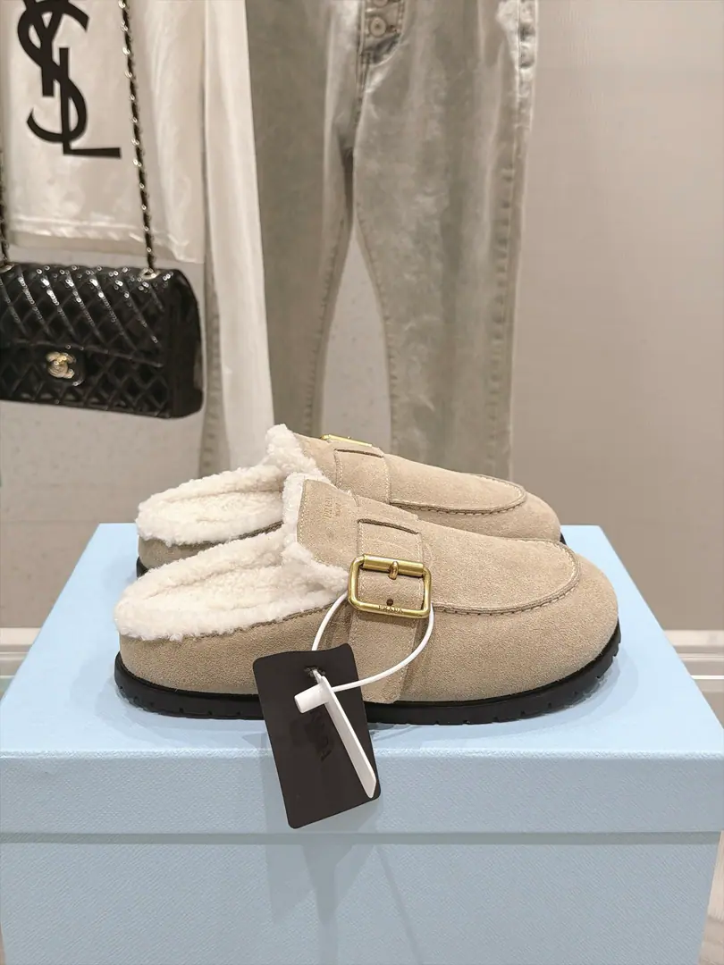 🏧𝐏𝐑𝐀𝐃𝐀In the new bridal wool of Prada Qiu Furry slippers. The fashionable designs present a classic contours. No matter what you're facing. You're the only one who owns the home.💃🏽 The original fabric is a high-fibre-feather-feather-feather-feather-- The imported lambs are mixed up in the inside. Original Open Model Slide-InTPUOtsumi! Codes: 35-40（40.41Do it.）