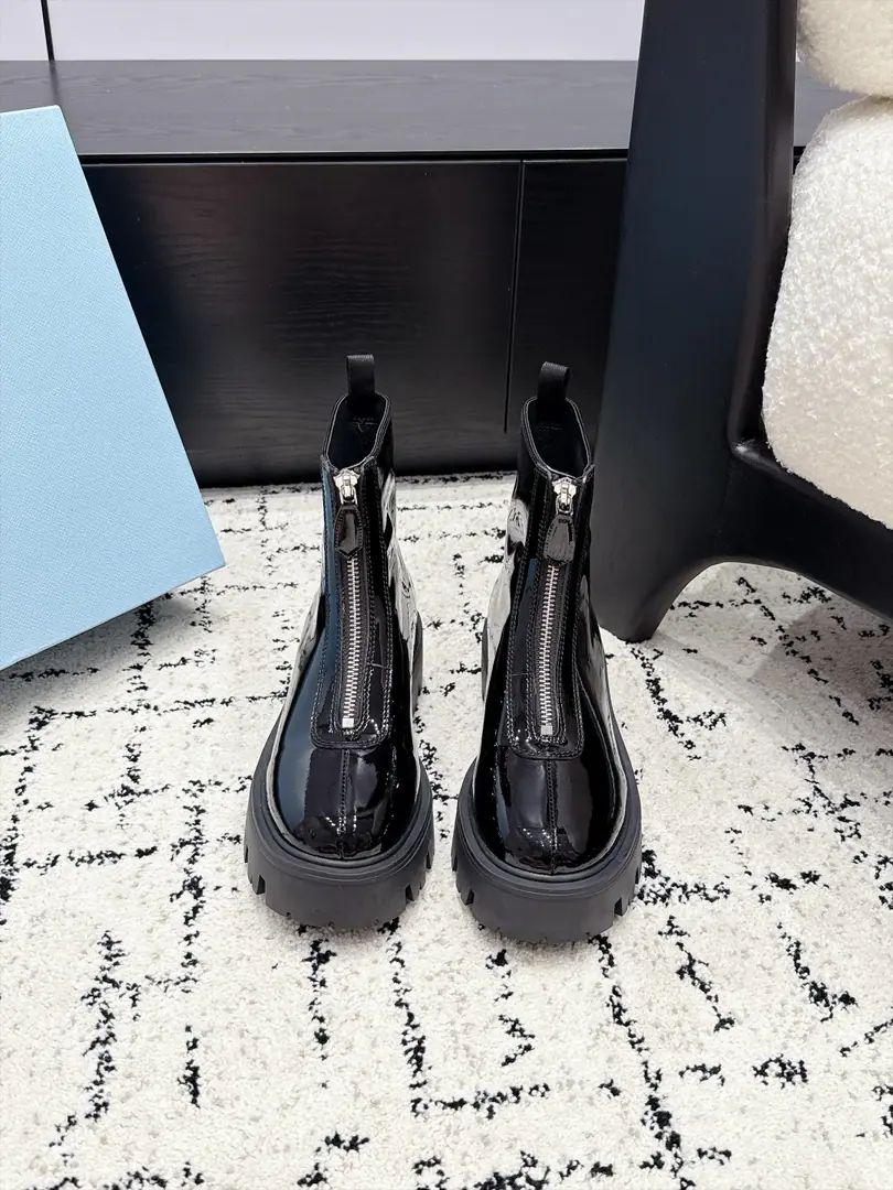 Prada 26/Prada's front zippers and boots. The shoes are really good this season., The milk tea system is perfect for the first fall., New shoes are so hot., Fashioned, leisure boots., It's so unique., Everybody loves and rides easy. It's gonna blow every year..And there's a hundred classic shoes., Enough to conquer you., Put it on., I'm not going to miss it., The feet are simple and handsome. ✔️Shoe.: Cows are counter-feat./Bullskins. ✔️Uchi.: Bullskins. ✔️Otsumi!: Original version to open ✔️SIZE: 35-41（40 41Custom without re-offer）