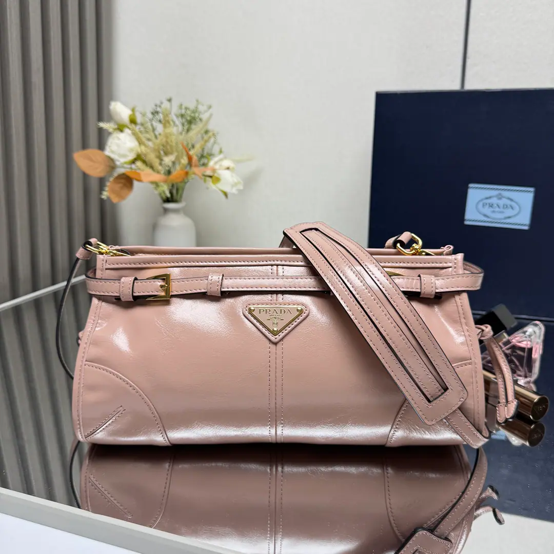 【Top First List】New paragraph🎉LusSolfOiled lass.🎉1BH Tilt Pack🎉This slashed bag uses imported oiled syrup., The brightness of the color is a classic., With a long shoulder band that can be deactivated., ♪ Easy shoulder and slant ♪, The capacity space is huge., The giants work.👏, It's definitely a cashier's allowance., Take this back into your old slant bag and go home.！Dimensions: Long26xHigh14xBottom12cm🎉🎉🎉👏👏！