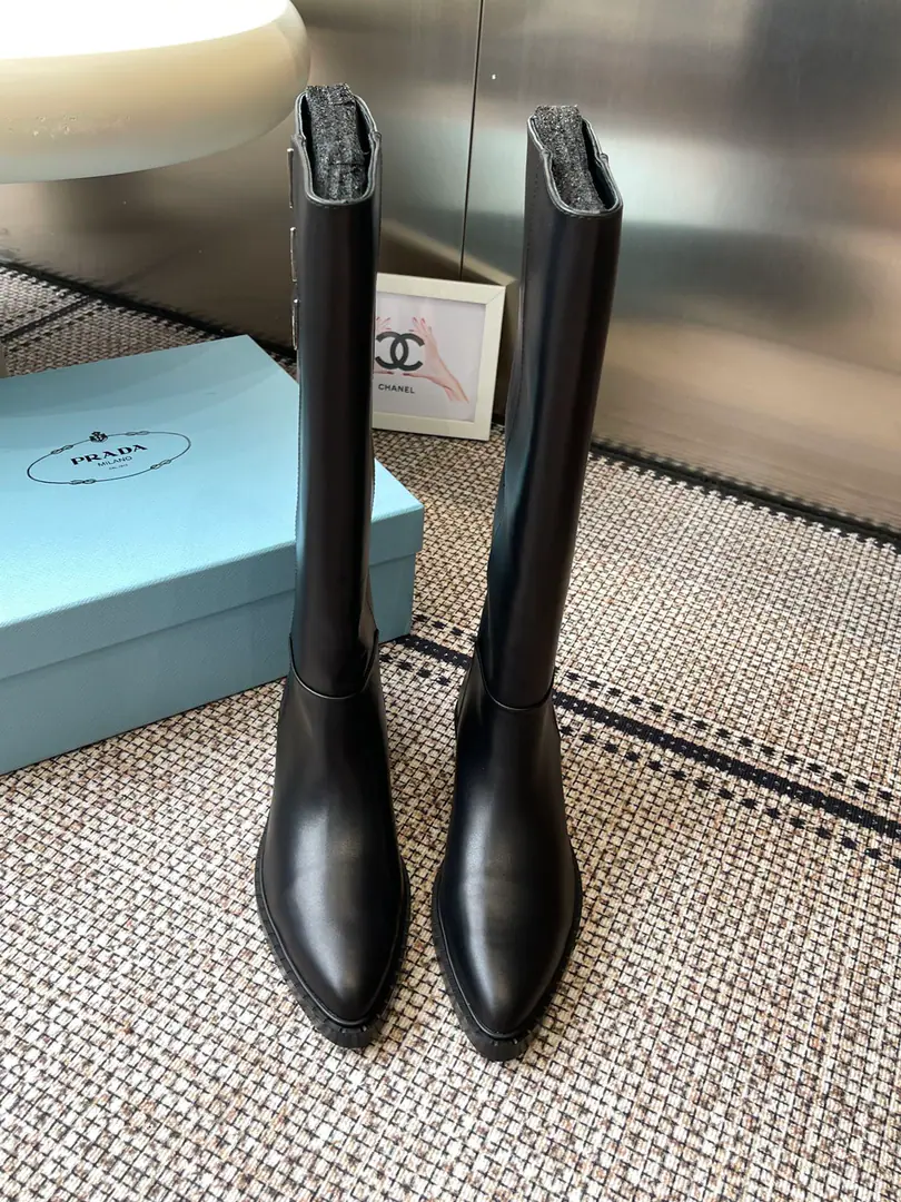 PRADA Prada. Autumn and winter, new triangulation boots. PradaIt'll be used on important occasions. A little bit of a little bit of a little bit of a pompous feeling about the fresh wind. The upper foot is perfect. The skinny one is just a little bit more slender. ♪ A graceful, big-flank, ♪ Various accessories It's all exclusive. A little.PradaVariation style The fabric is coming in./Cowskin. /The veal is high and bright. The inside water dyes the skin. Italian original rubber slided floor Codes: 35-40（40.41Do it.）