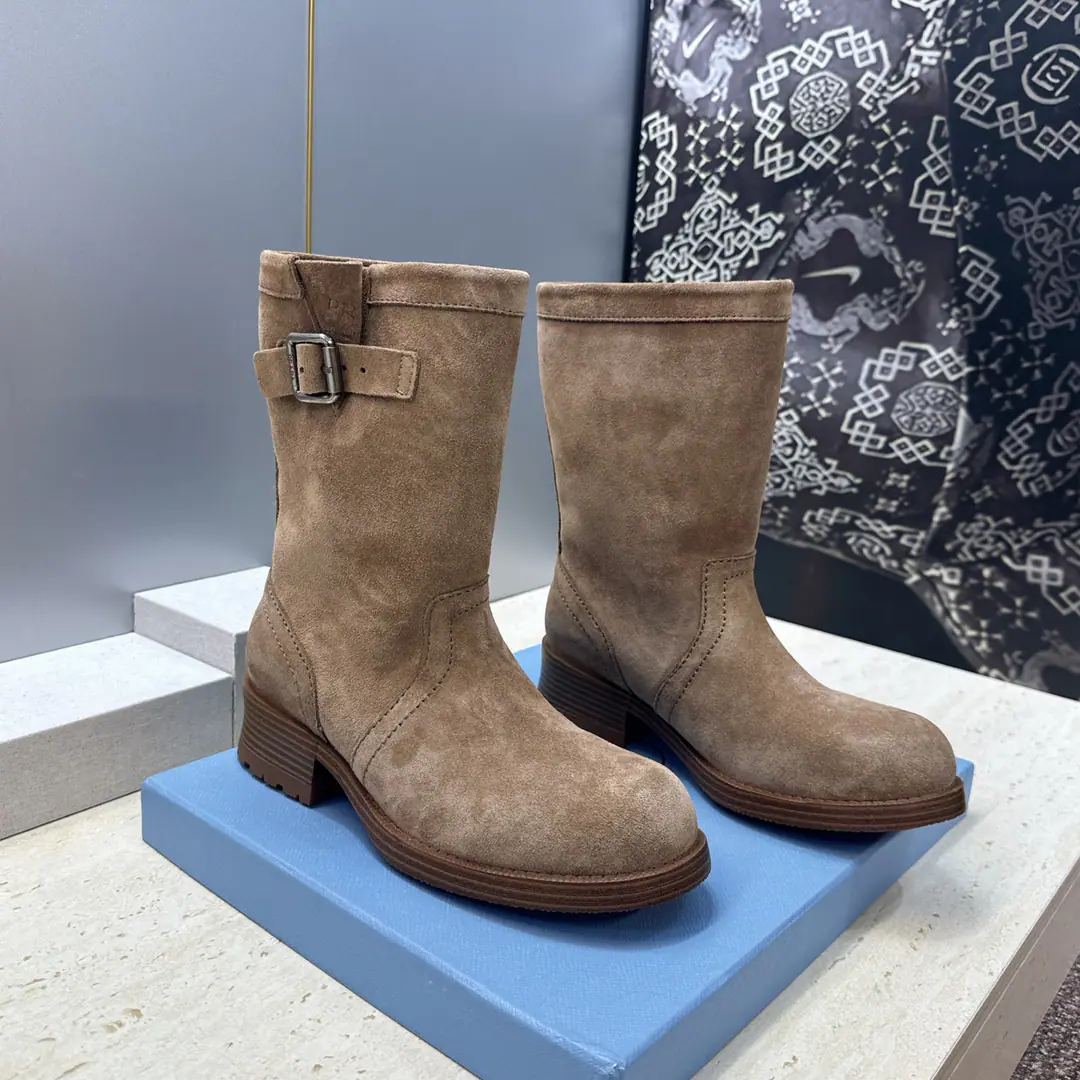 Plant prices Prada Prada. 2026Autumn and winter new nomadic style and naked female boots. PHome LetterlogoThe hardware is a round-trip, a full-footed knight's boots. Material:Shoes are imported into sheep, skin.+Water-tied cattle mats and feet+Original modeling slides over base He's tall.:2.5CM Size: 35-40(40You're gonna have to do it or not.）
