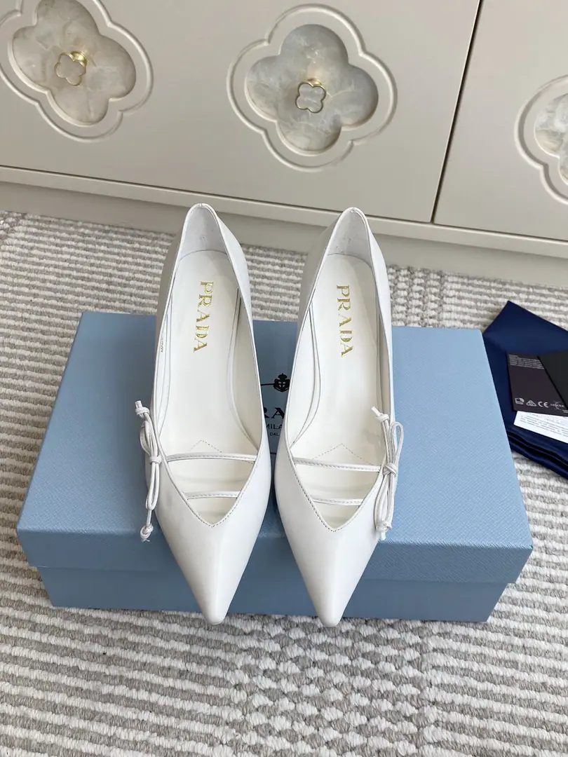 Batch 🐳Requisition level❗️PradaPrada.〰2026The early spring new money.🆕Butterfly knots, high-end, single-shoes. ✔️This high heels are with commas and commas., I'll rewind my shoes.PradaThe elements of the past design, It creates a congenial slurized slur and a mix of motion elements.. ✔️Shoe.: Importing cow paints/Open the oxen./In the sheep's skin. ✔️That's a big one. ✔️He's tall.: 7.5cm ✔️size: 35-39（34.40.41Custom without re-offer）
