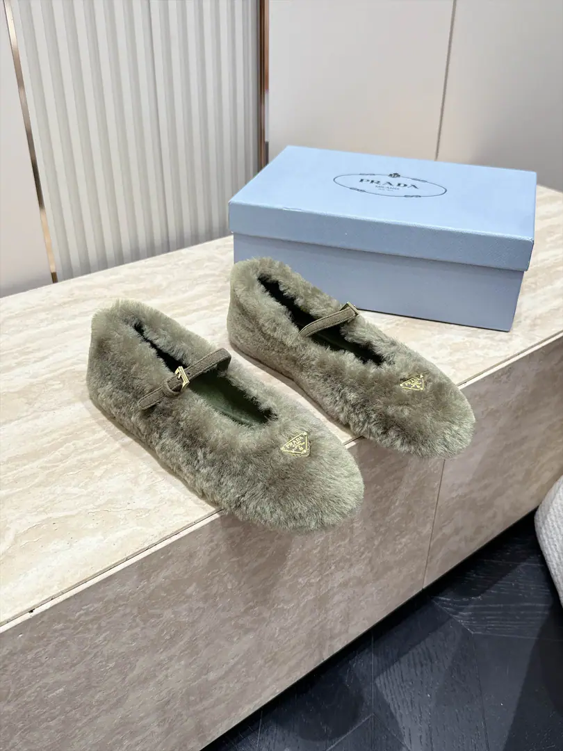 Top Version Prada Prada. 2026ssNew Mary Jane's flat-footed and Happy's hairy shoes. The Red Bang is coming.！The big reds are the first to experience., RedinsThe Herb-breeding God., It's a very retrograde wind., The aerobics are perfect., It's a very classic design., It's very high-class and very comfortable..Original 1-to-one.！Absolute monopolistic practice！ Fabulous.: wool. Uchi.: Lamb skin. Otsumi!: The Italian skin is a big thing. Size: 35-40（40I'll make sure I don't change it.）