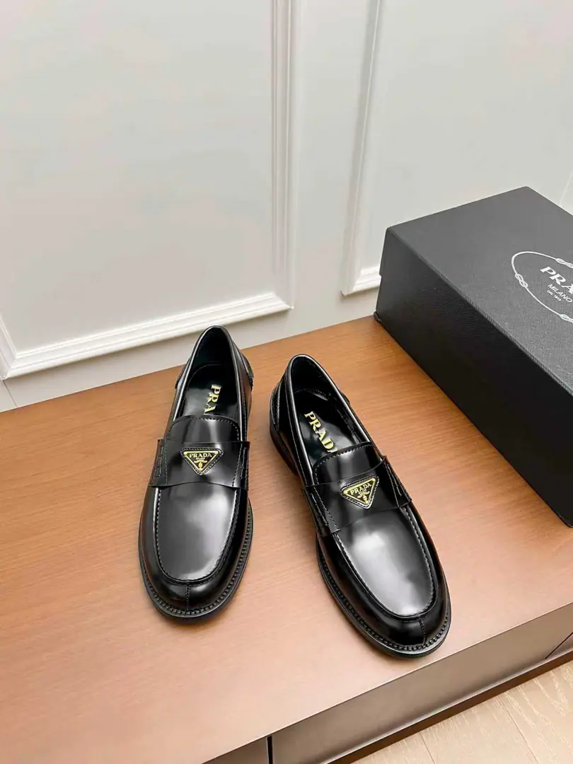 PRADA～ Codes: 38-45 PThe new man from the family's only one-man network is wearing leather shoes., Top level single time, Using imported calf skin design, Anti-Caution, Very strong., In the calf's skin., The original Luxury Real Feathers.！（38.45.46I'll make sure I don't change it.）