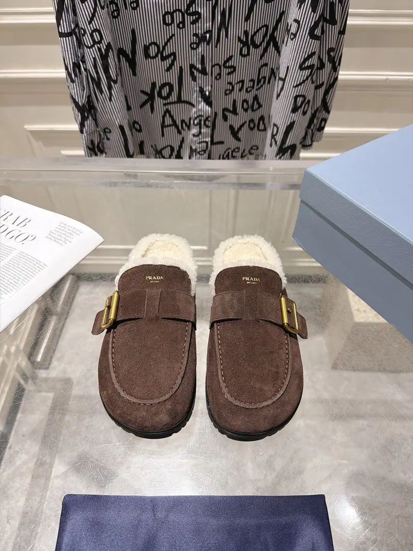Prada 2026 The new winter belt is half-grafted. SignalALAIAStraps. With a sharp line and a fine metal. The retro-blank design. A smart touch to the foot. With a few of the elegances of old times. The fabric is custom-made for the cow counter-emerging. The insides are all wool. Original modeling, slide-proof floor size: 35-40