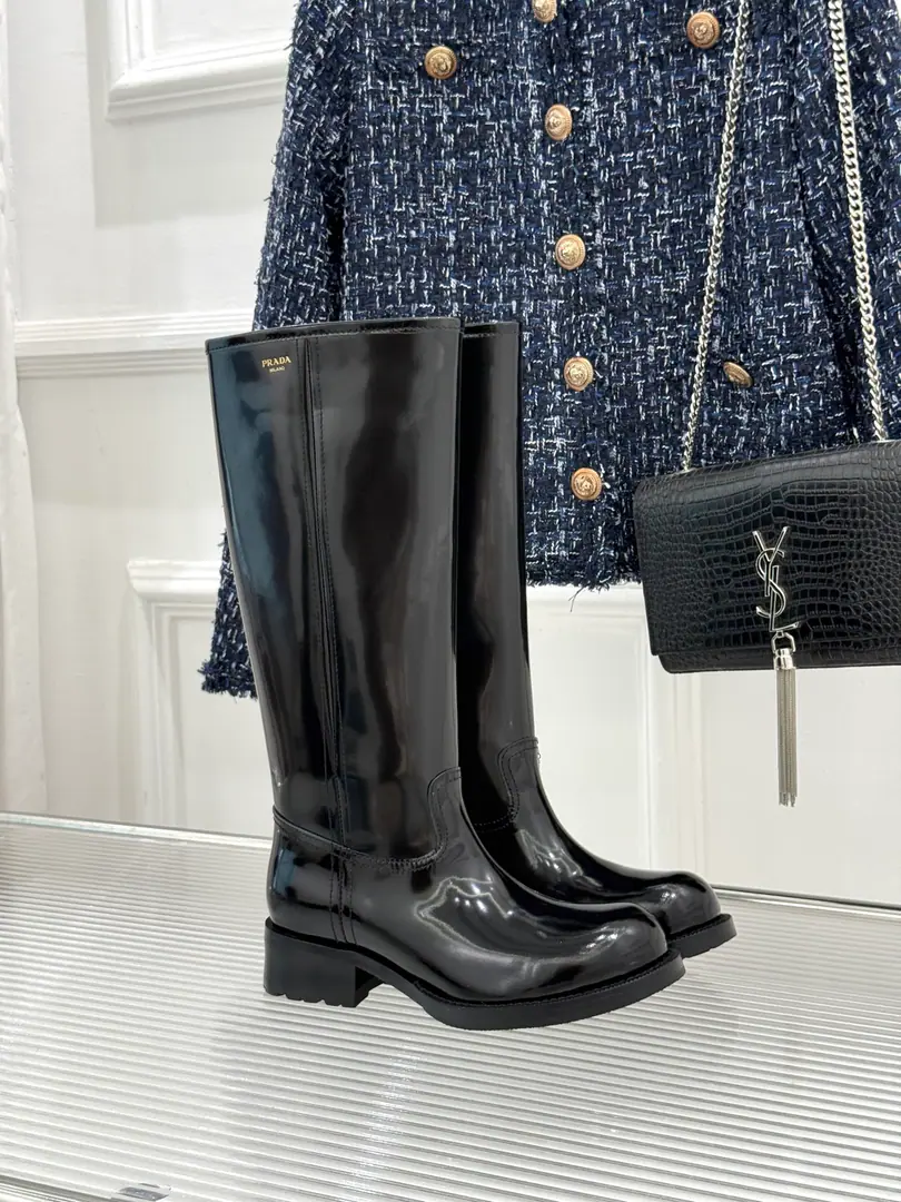 Plant price Short boots. Boots. Prada/Prada.26WFNew The letters and the knight's boots. The classics are superb. The bright-looking cow skin is delicate and sophisticated. It's a good way to go with a thick and a thick. Cool. The engine is a strong place. The boots are sharp and sharp. The cowboys in the coats are all right. The rate of return is too high out of the street. The art of craftsmanship is a fine piece of work. The pure black-coloured classic never dies. It's all in the daily commuter. The upper leg is cool, big lady. I'm not going to be a big fan of the money. The cabinet must be in the treasure. You won't step on a thunderstorm. Just be sure to do the new thing in the morning and fall.！ Shoes face-to-face customized leather as it was The insides are all sheep's skin. Original modeling, slide-proof floor Size: 35-39（40/41Custom） Numbering: 867202608011