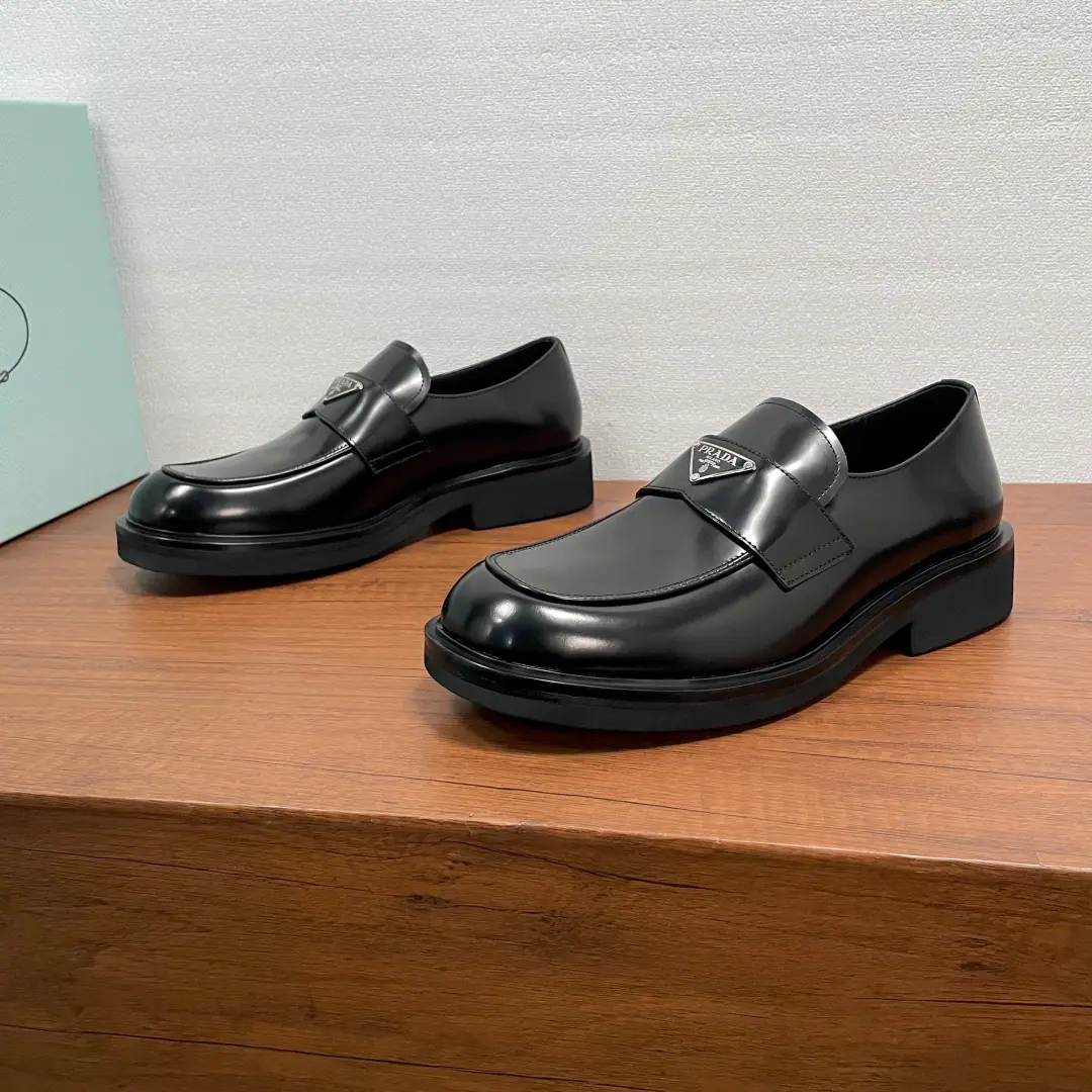 Prada A man's new leather and lyric shoes. This lyver shoes are so elegant and so modern.. Made with black cow hide and bright face, hand-skinned, bead-and-gold leather., The front cross-trip is marked with trigonometric metal, the stump logo details., Sewing of imported car beds, Shoes-to-shoe design, Combining the skin with the vulcanization resistant grinding.EVAThe bubbles are so light and so deep., Full cow skin and a gold-hot pedal., - He's a man.. Classic Fashion, The upper foot is comfortable.！Dustproof bag with original box！ Codes: 39-40-41-42-43-44 Standard leather shoe size.（38/45I'll make sure I don't change it.） The cargo.: XY Triangular Markers Black beads.