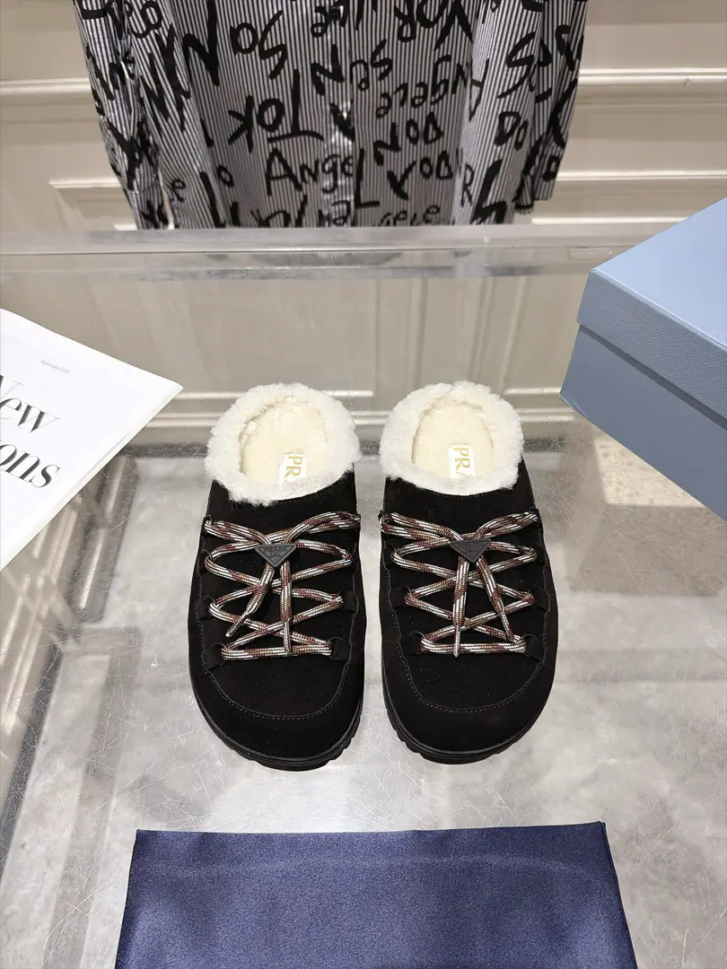 Prada 2026 The new winter belt is half-grafted. SignalALAIAStraps. With a sharp line and a fine metal. The retro-blank design. A smart touch to the foot. With a few of the elegances of old times. The fabric is custom-made for the cow counter-emerging. The insides are all wool. Original modeling, slide-proof floor size: 35-40